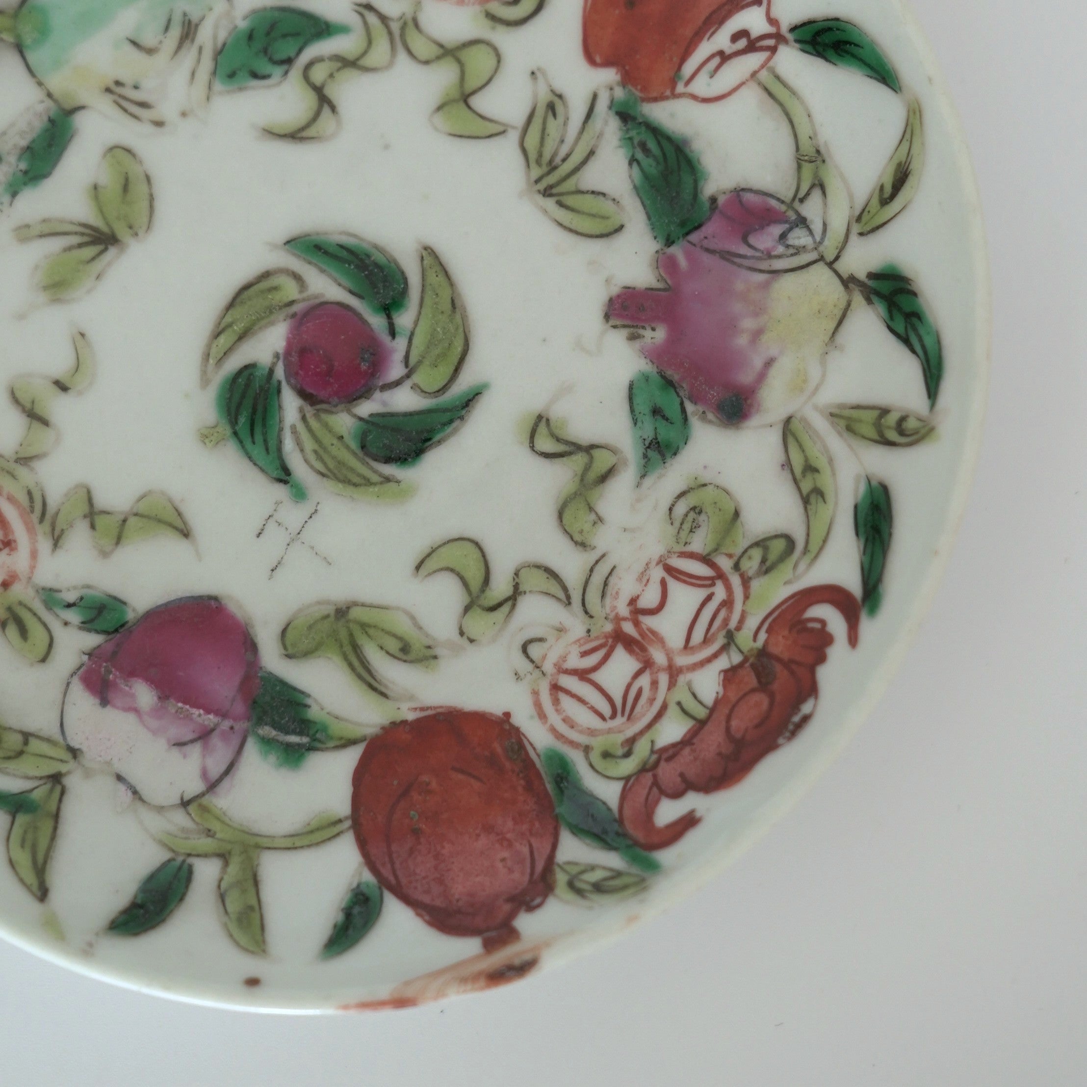 粉彩七宝三多文皿 ②