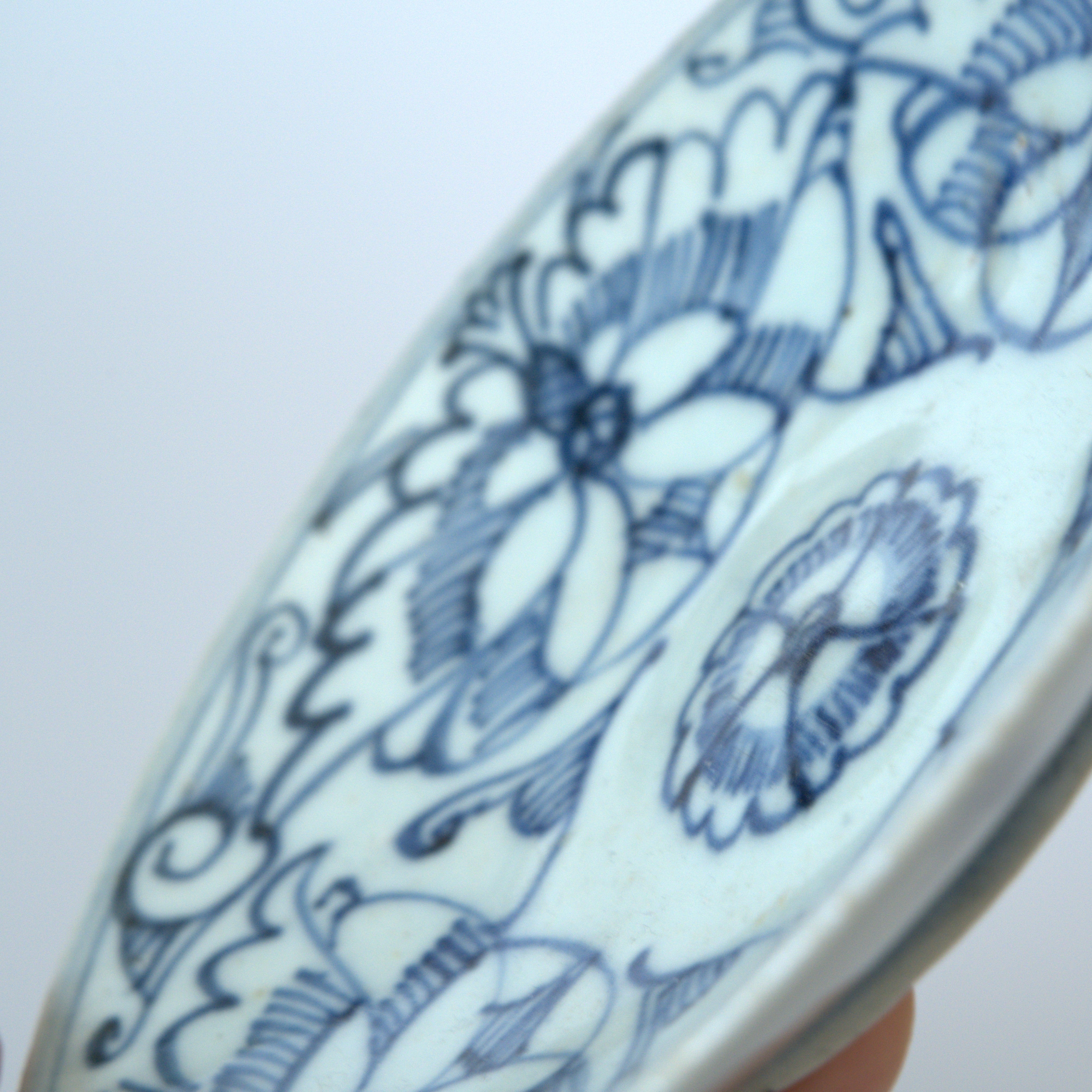 青花蝶恋花文皿①