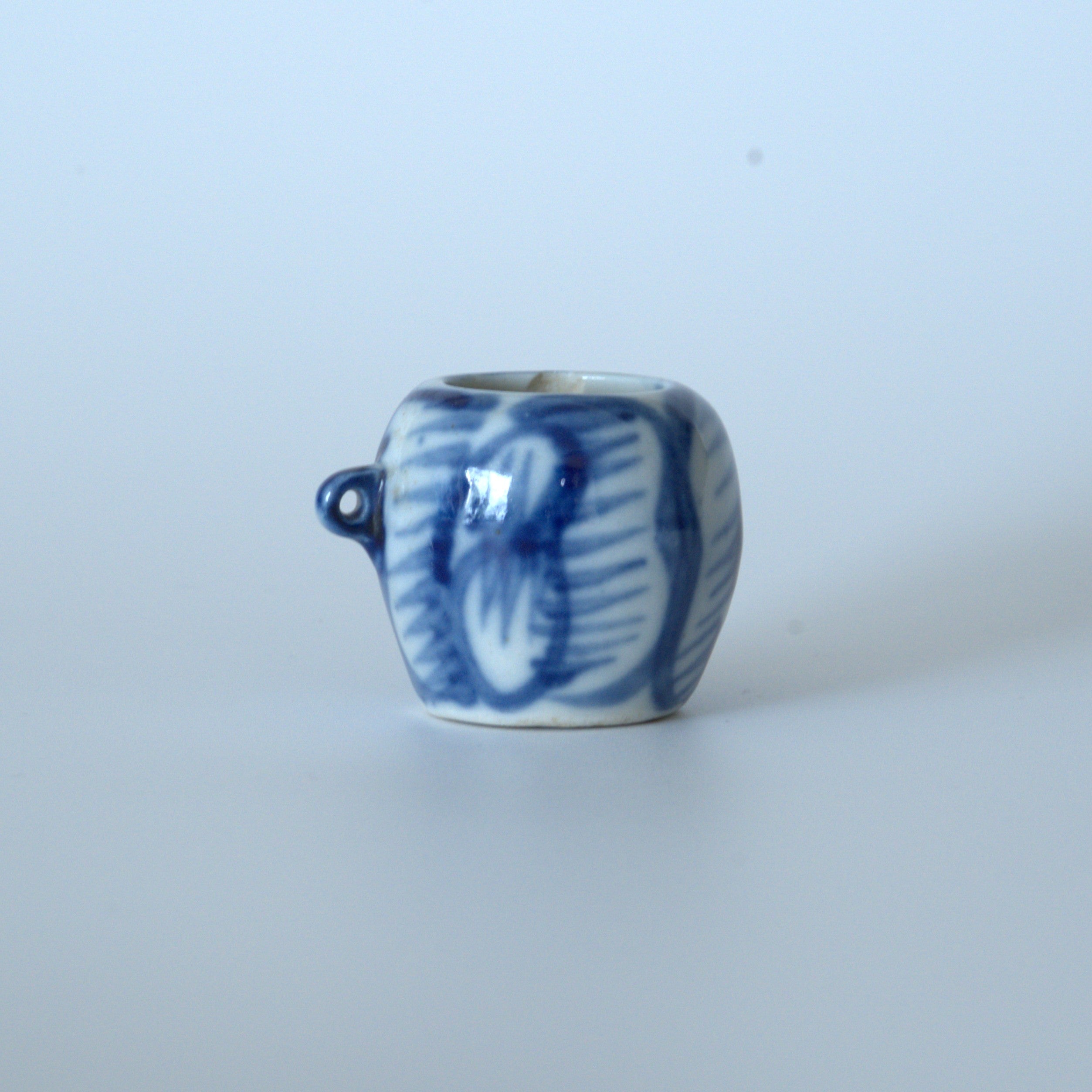 青花牡丹文蓋置②