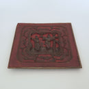 赤漆人物牡丹文壺承②