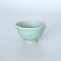 豆青釉茶杯①