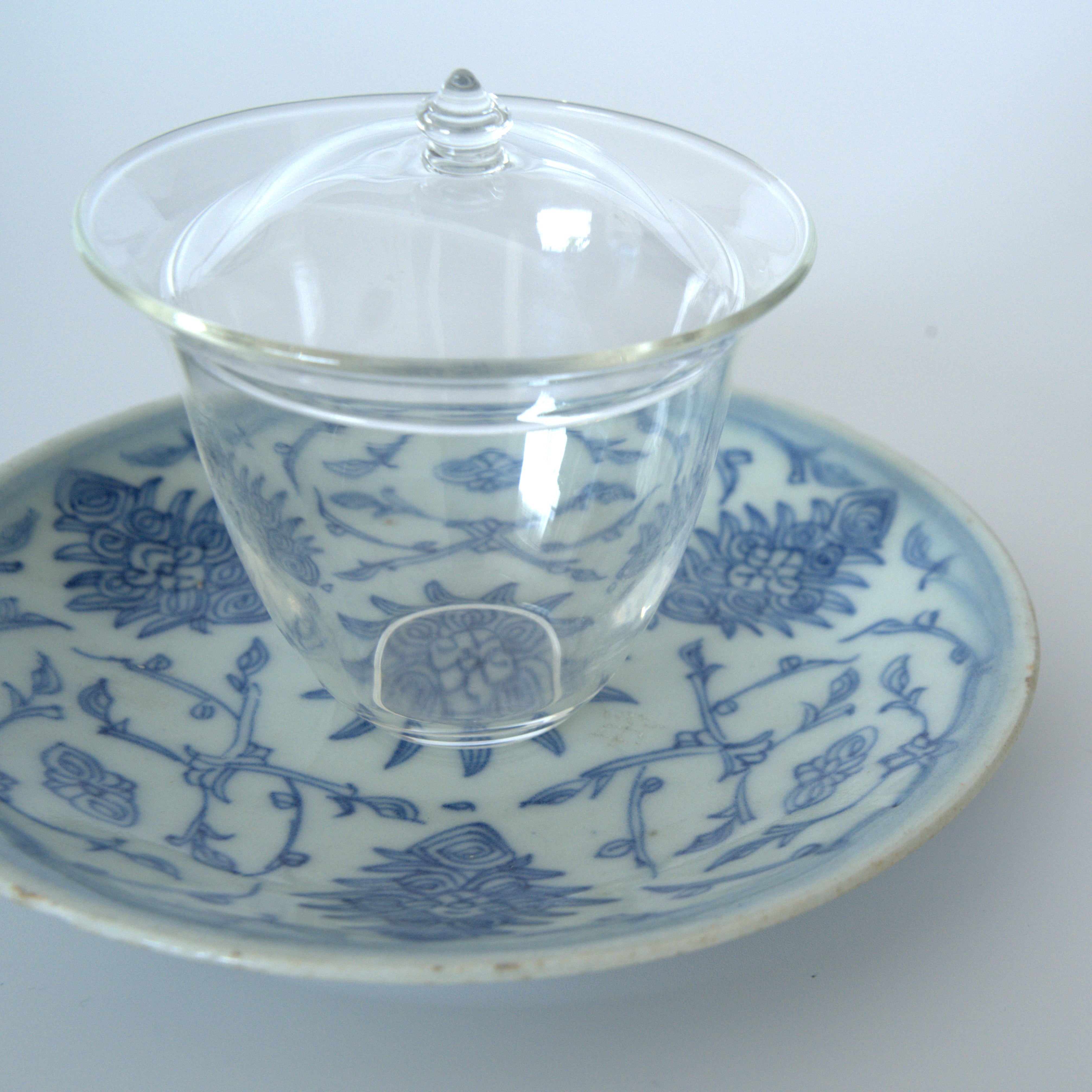 青花絡枝蓮文皿①