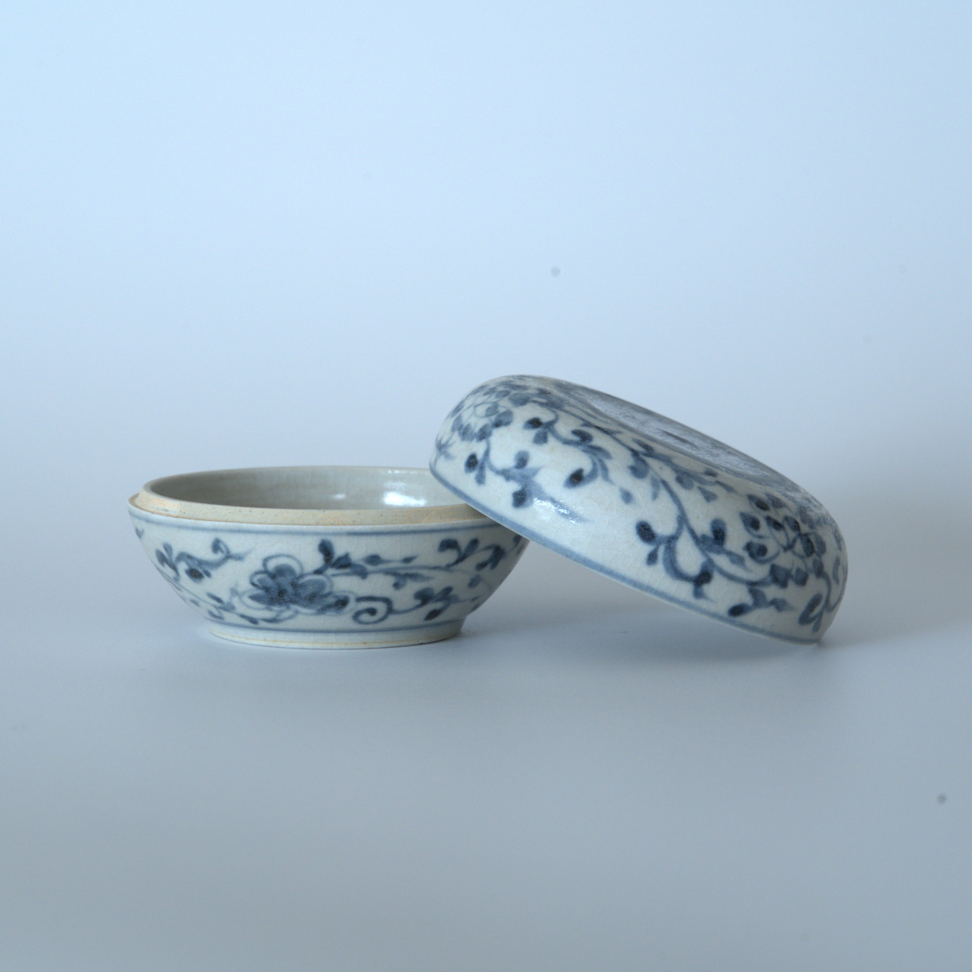 青花蓮唐草文香盒