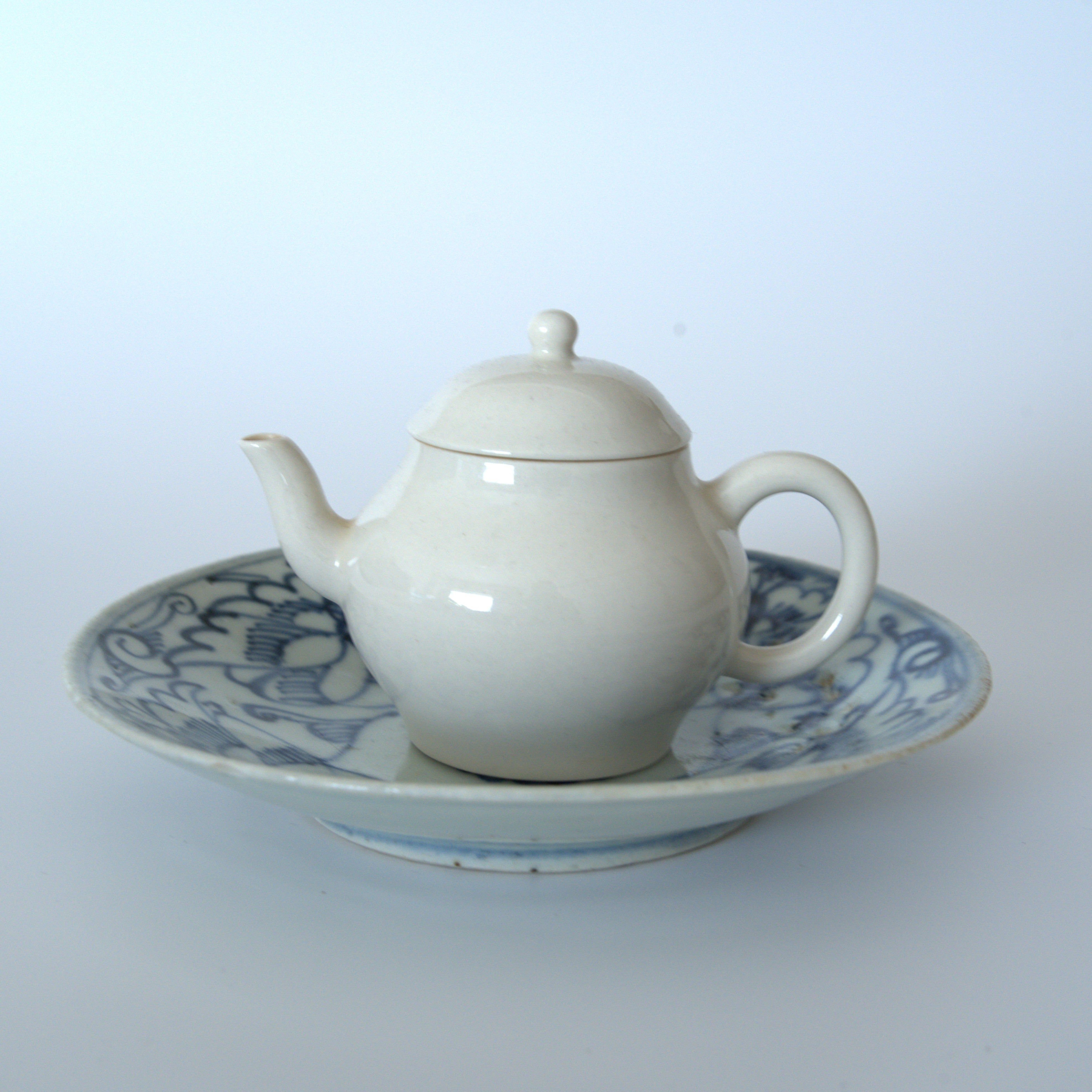 青花蝶恋花文皿①