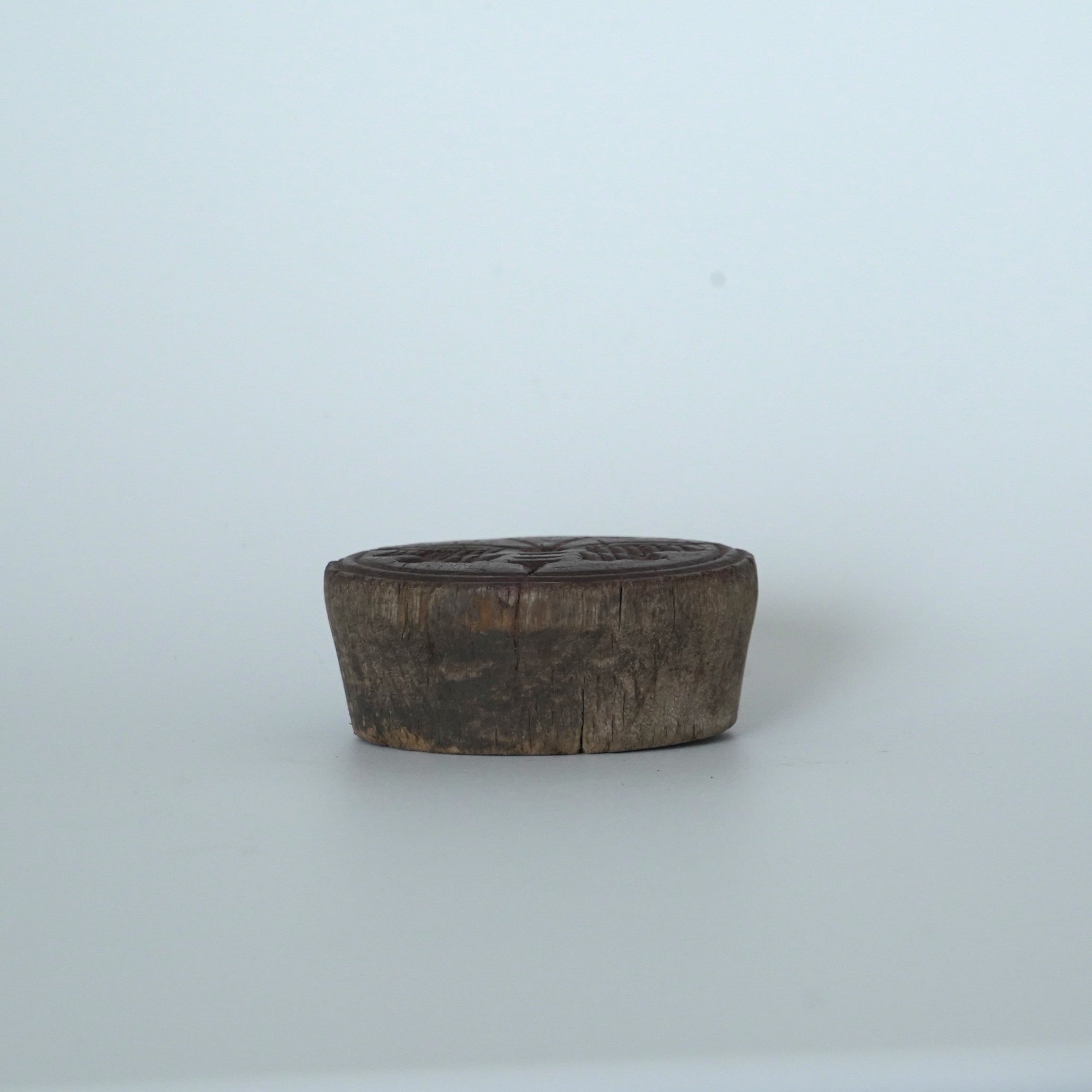 老木彫胡蝶文蓋置