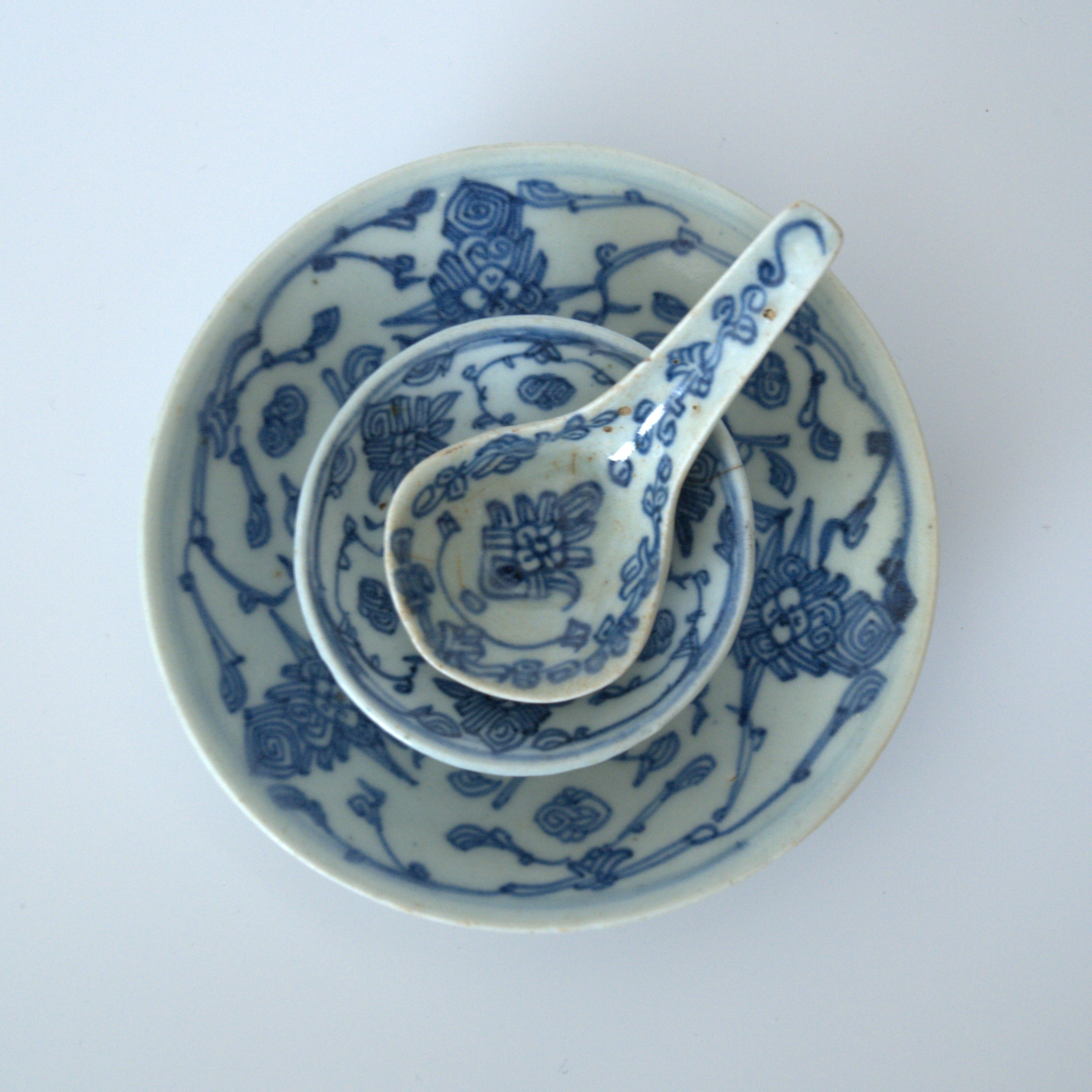 青花絡枝蓮文豆皿