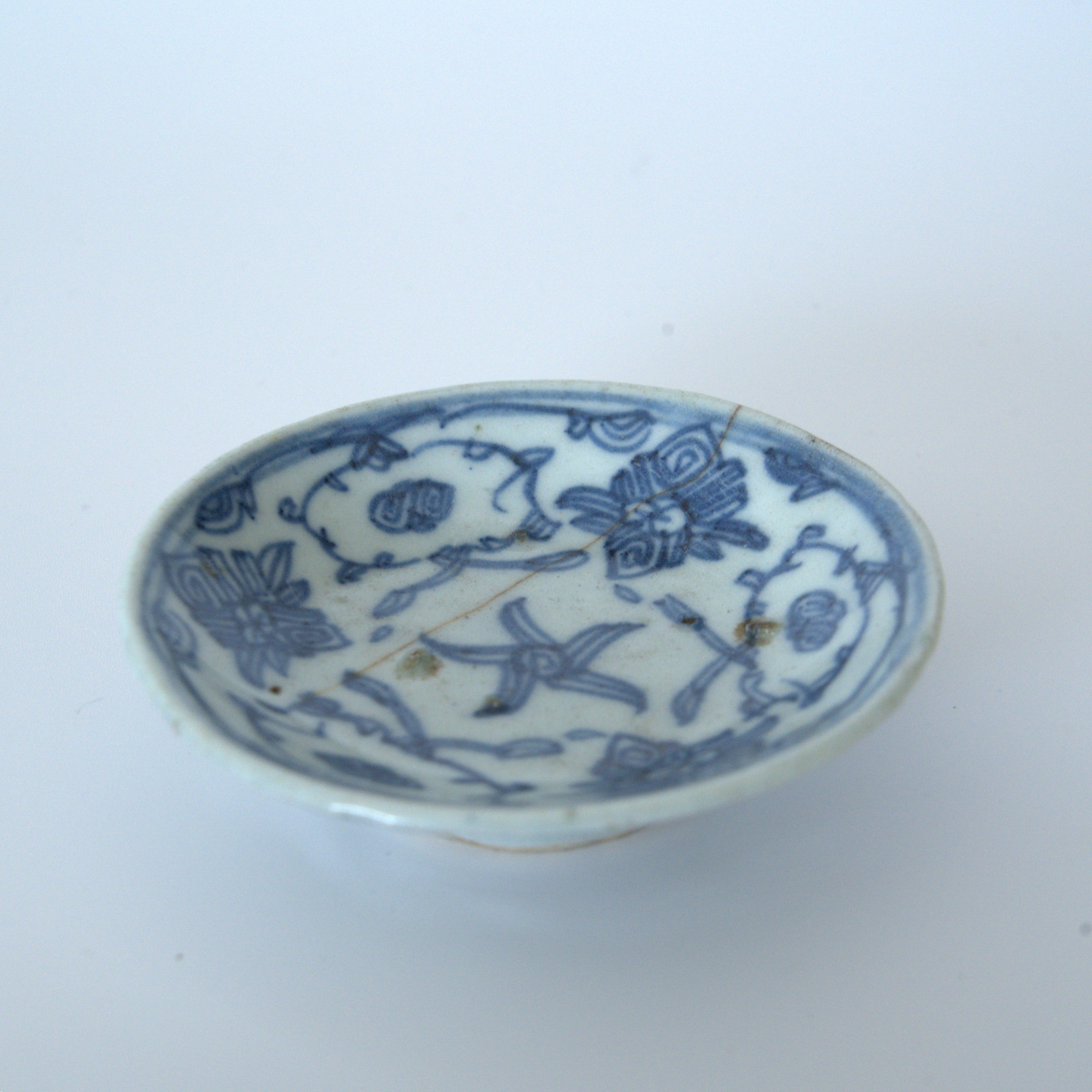 青花絡枝蓮文豆皿