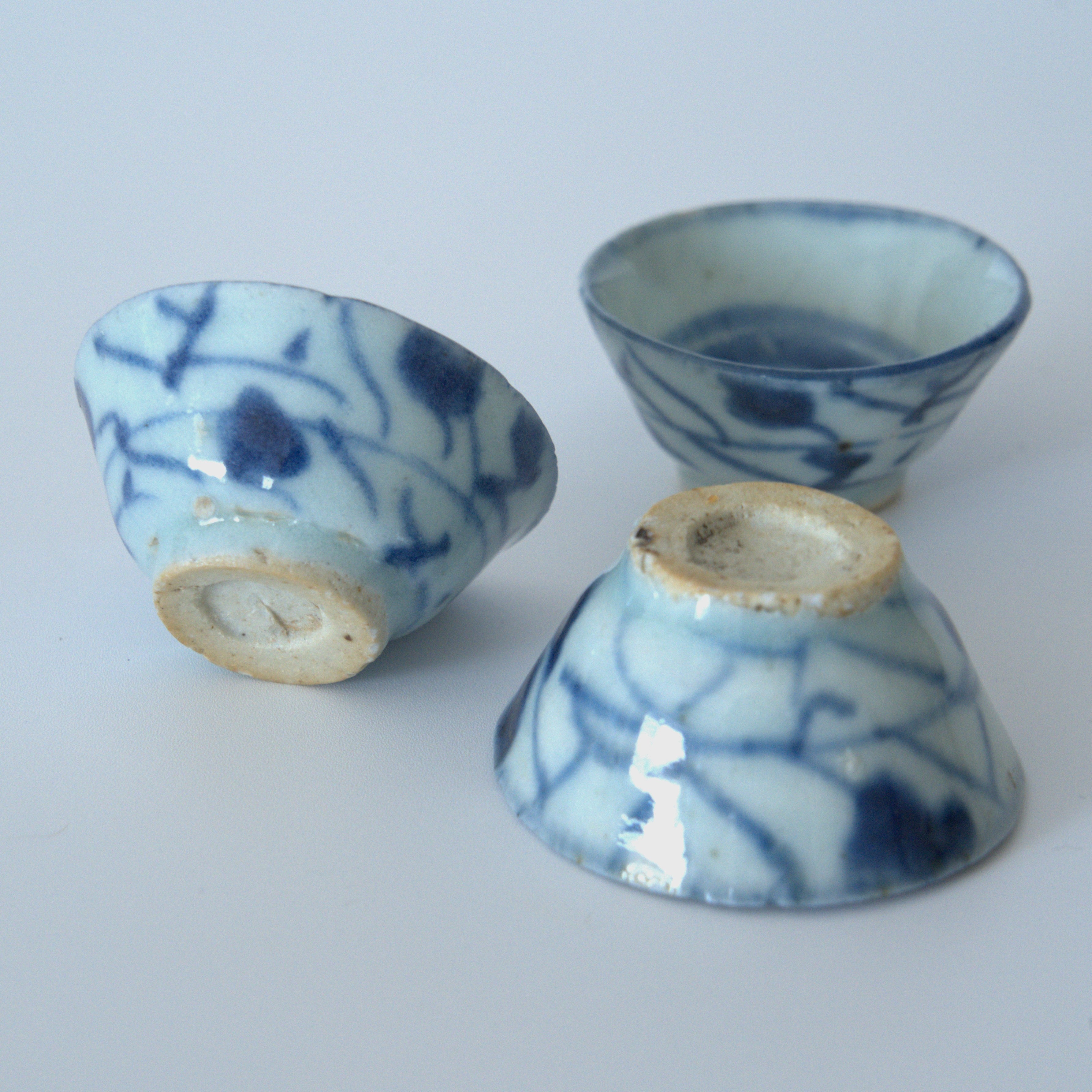 青花唐草文小茶杯３個セット②