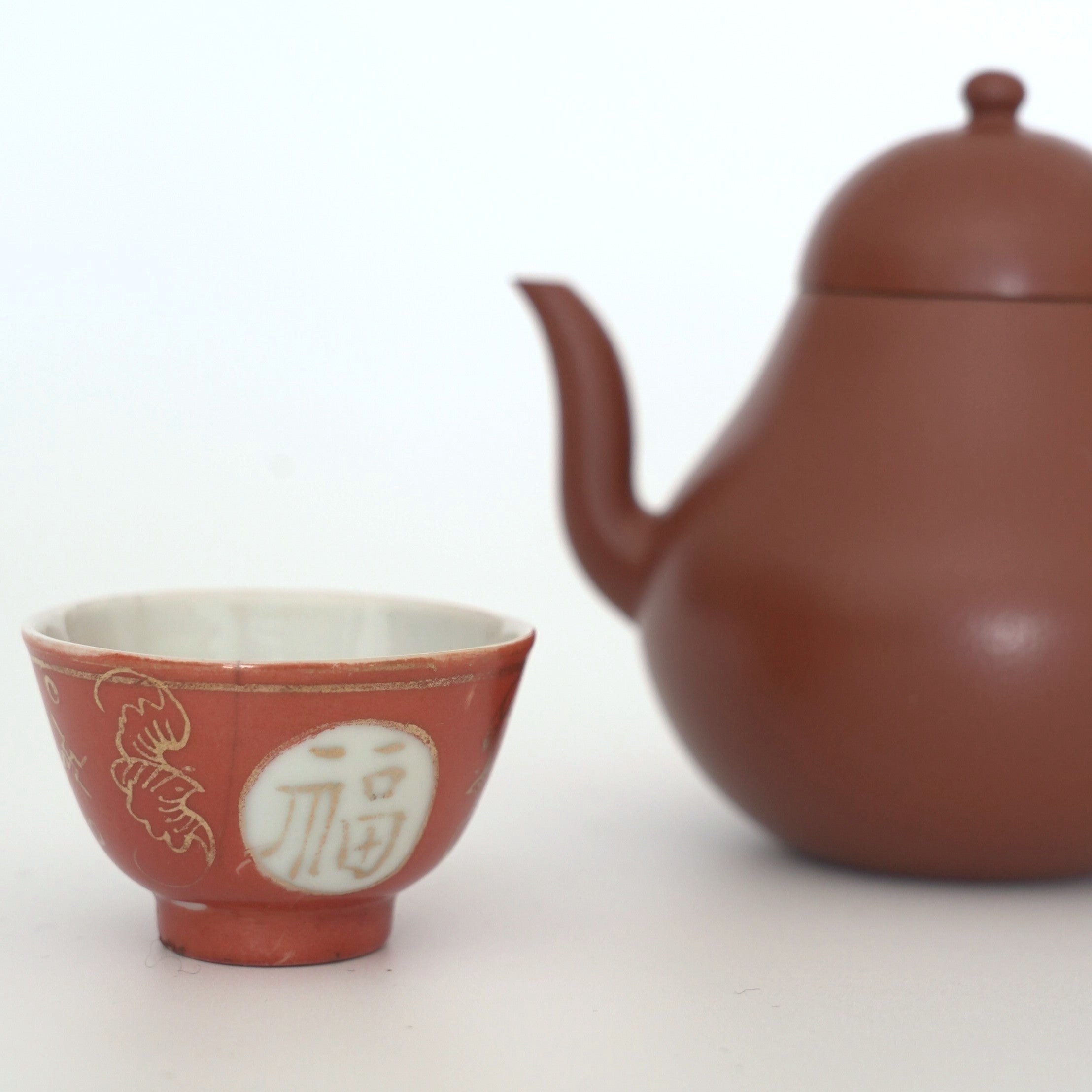 珊瑚紅釉金彩福卍文茶杯①