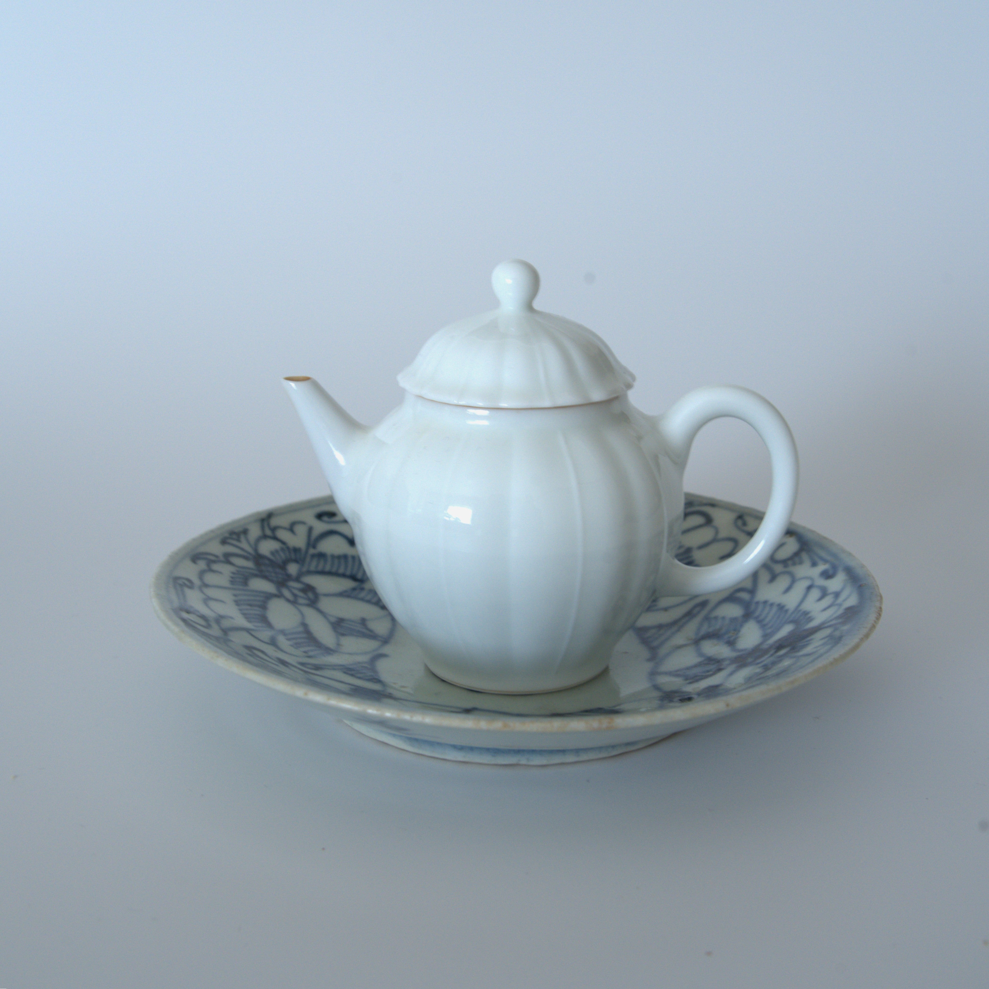 青花蝶恋花文皿①