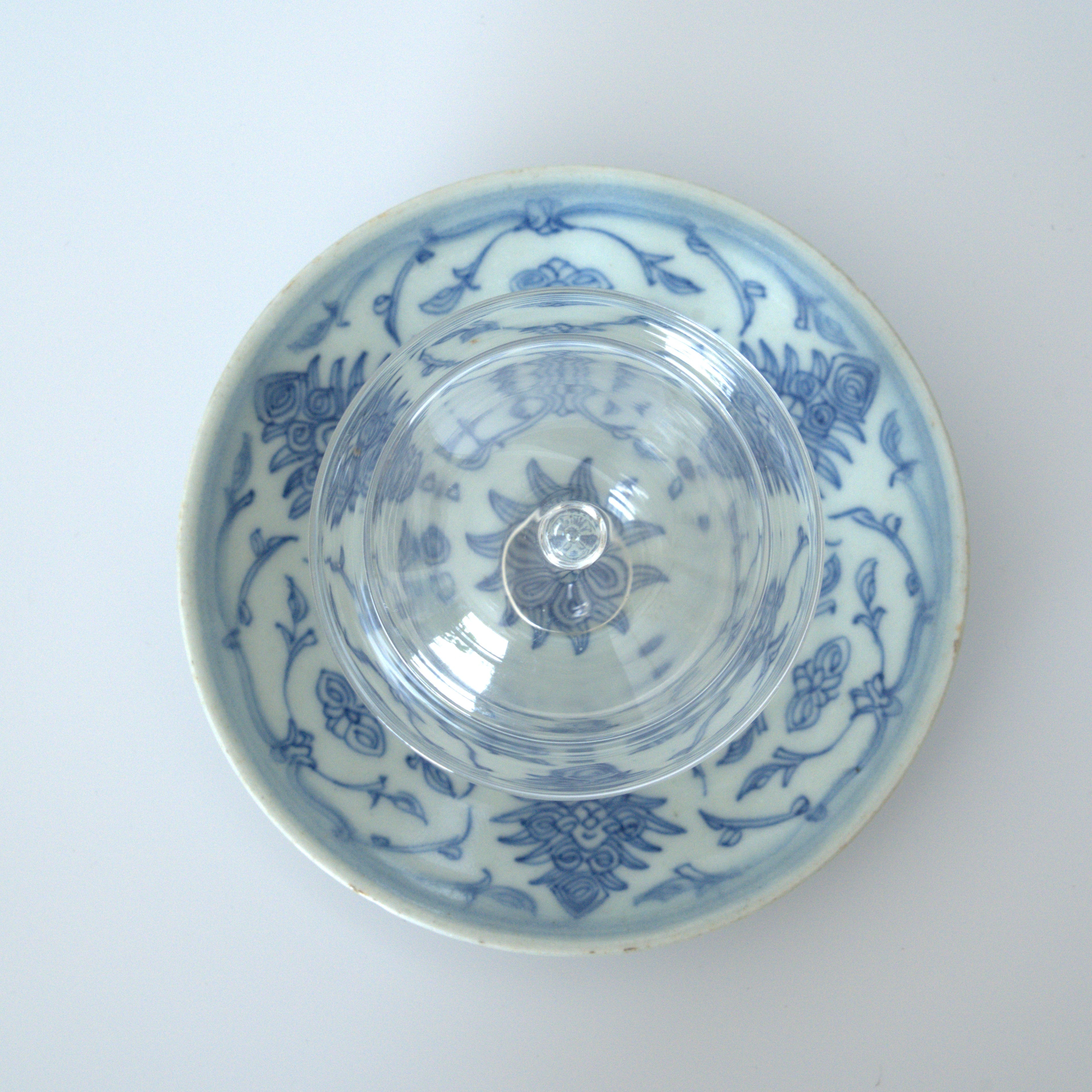 青花絡枝蓮文皿①