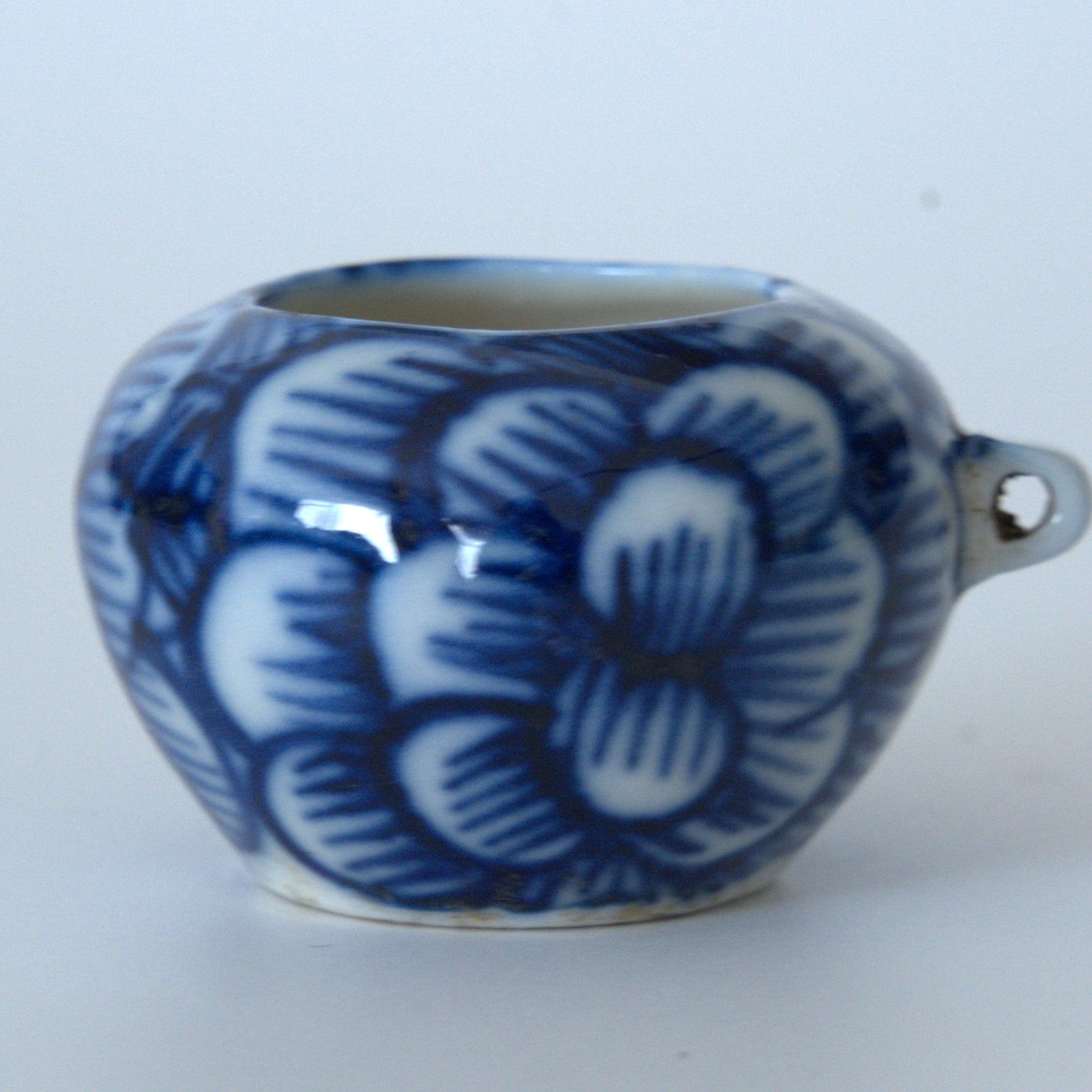 青花牡丹文蓋置①