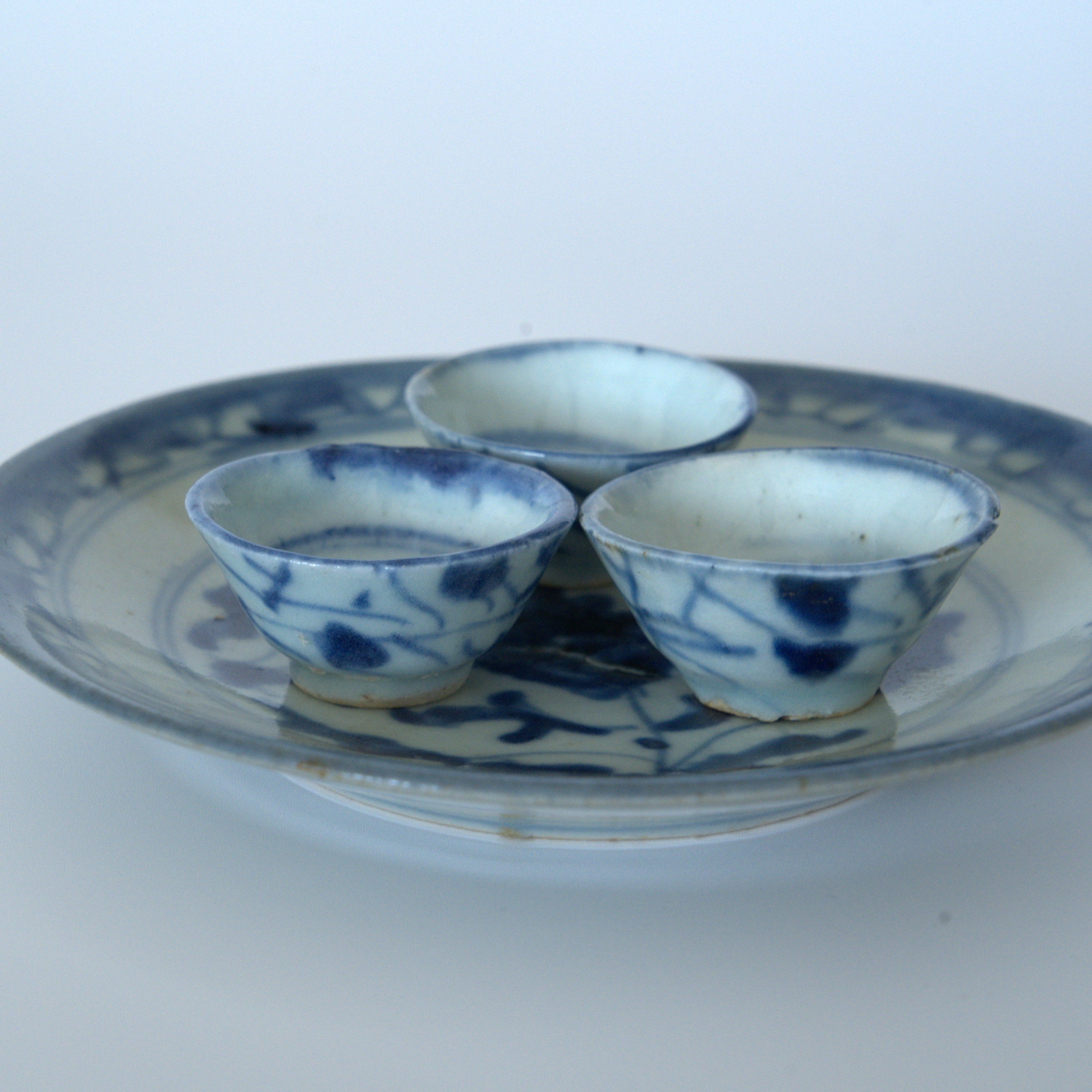 青花唐草文小茶杯３個セット②