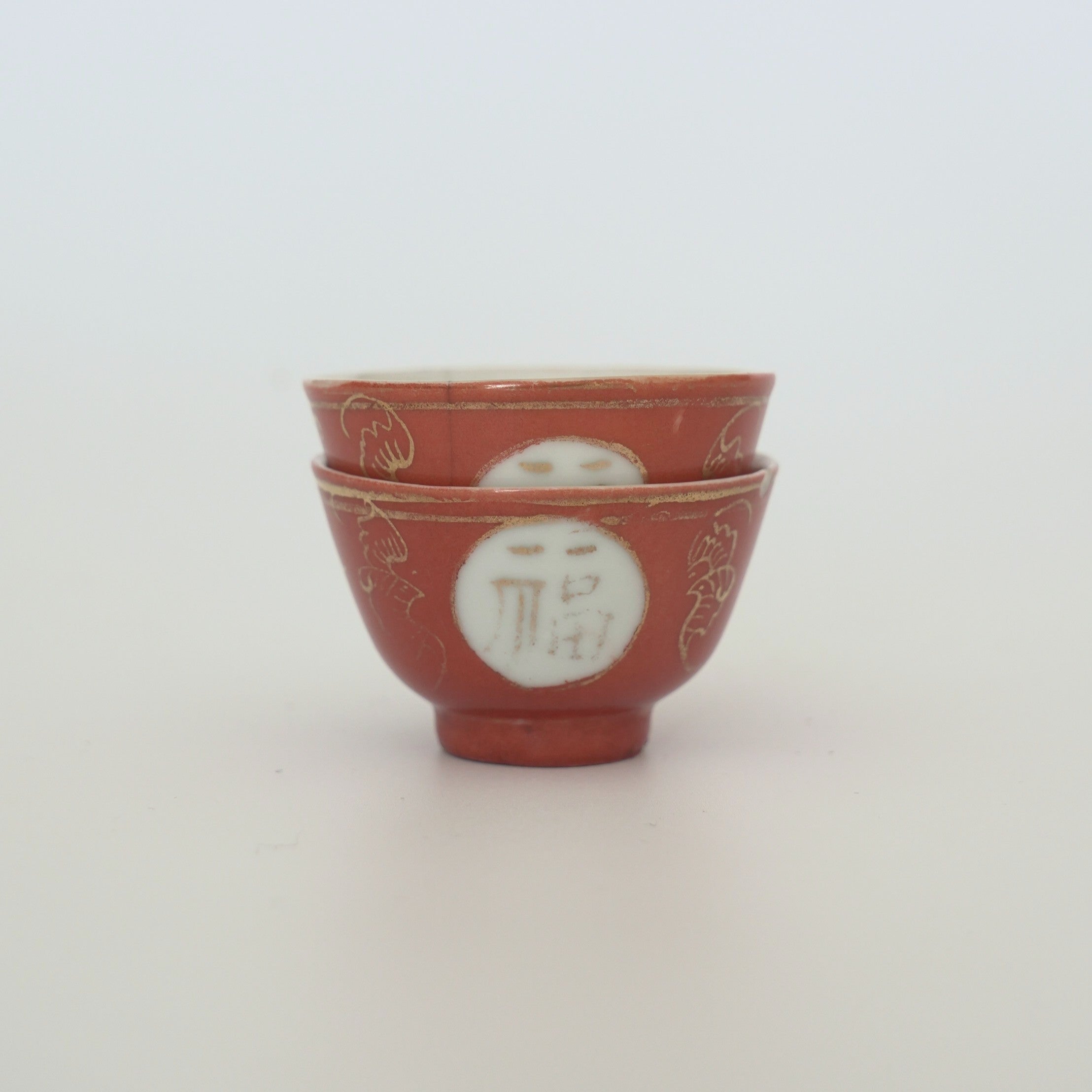 珊瑚紅釉金彩福卍文茶杯①