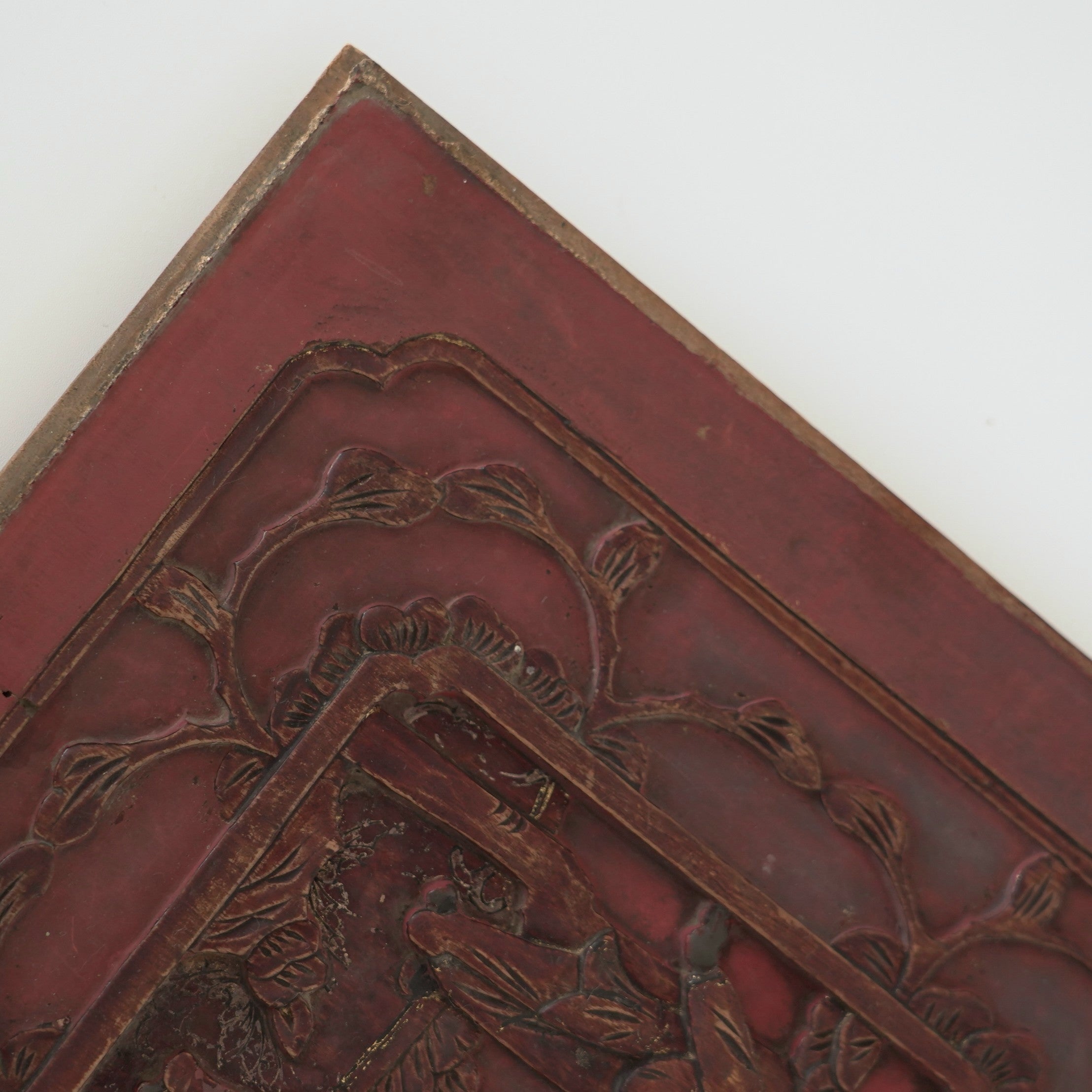 赤漆人物牡丹文壺承①