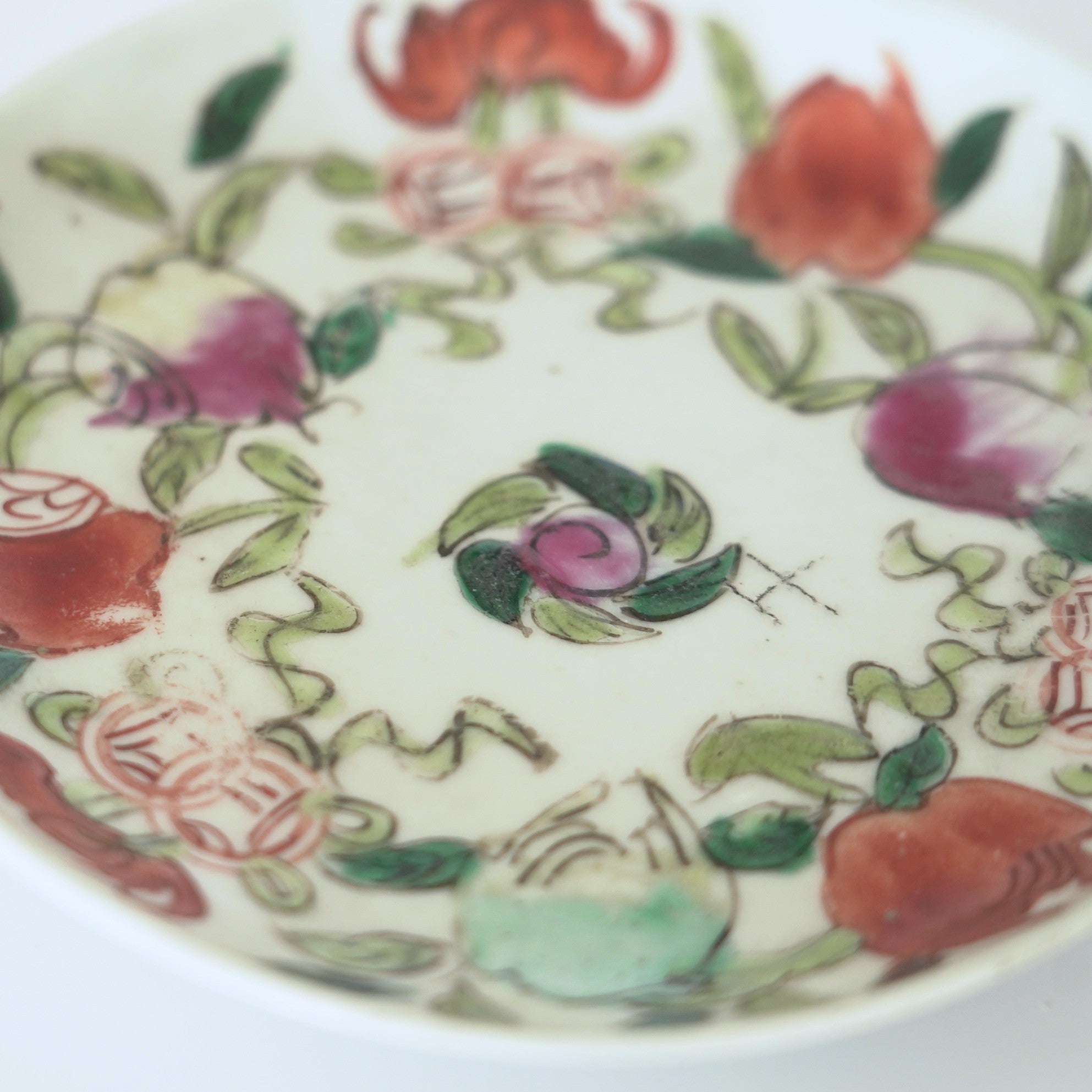 粉彩七宝三多文皿 ③