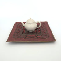 赤漆人物牡丹文壺承②