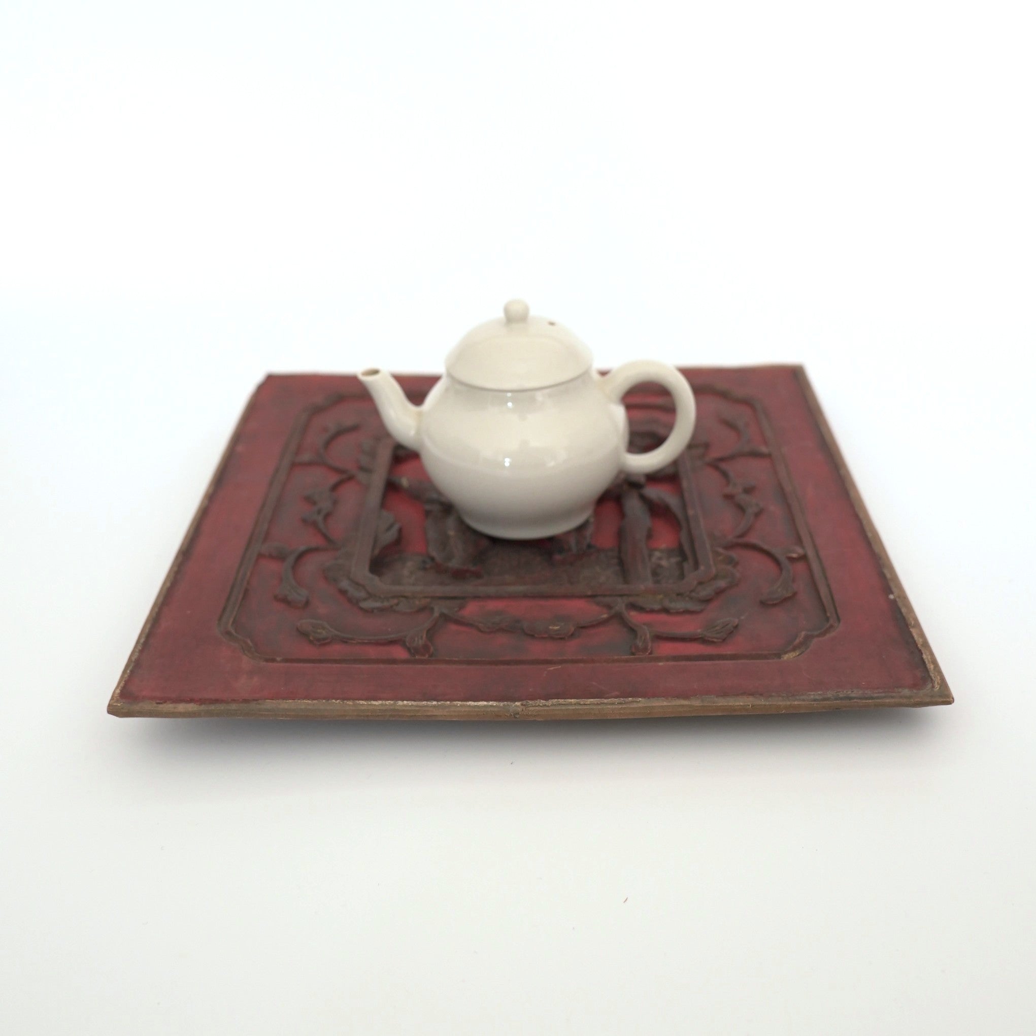 赤漆人物牡丹文壺承②