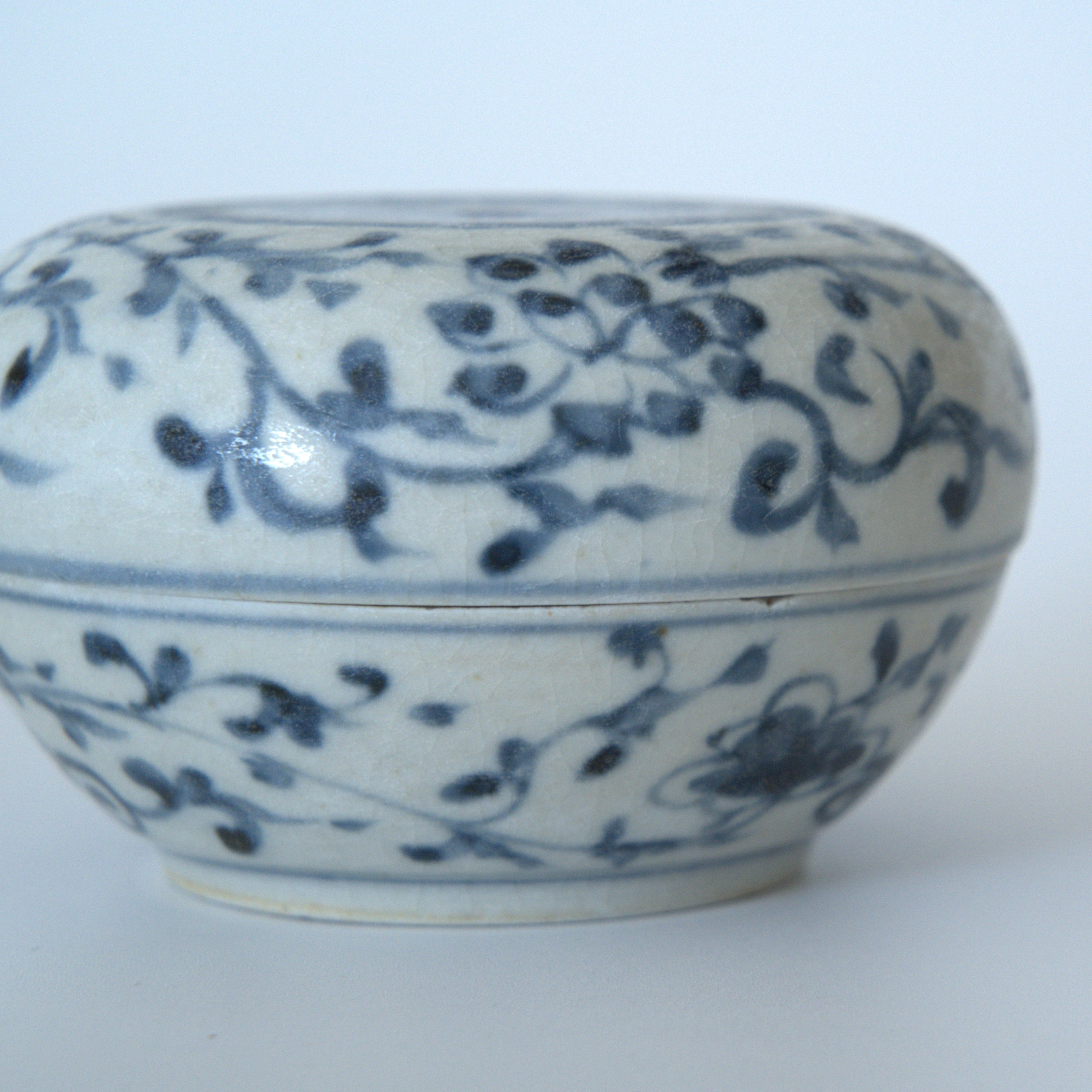 青花蓮唐草文香盒