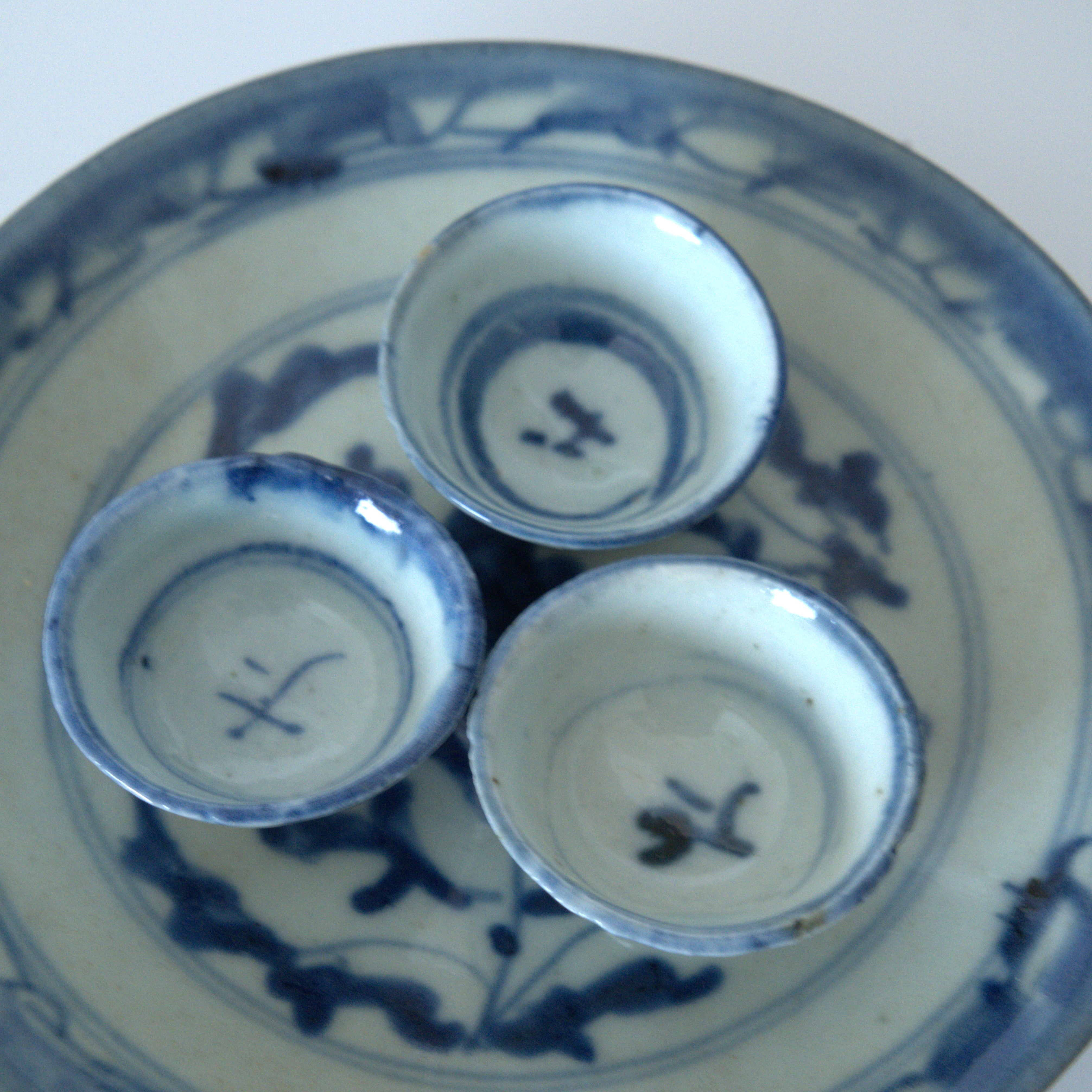 青花唐草文小茶杯３個セット②