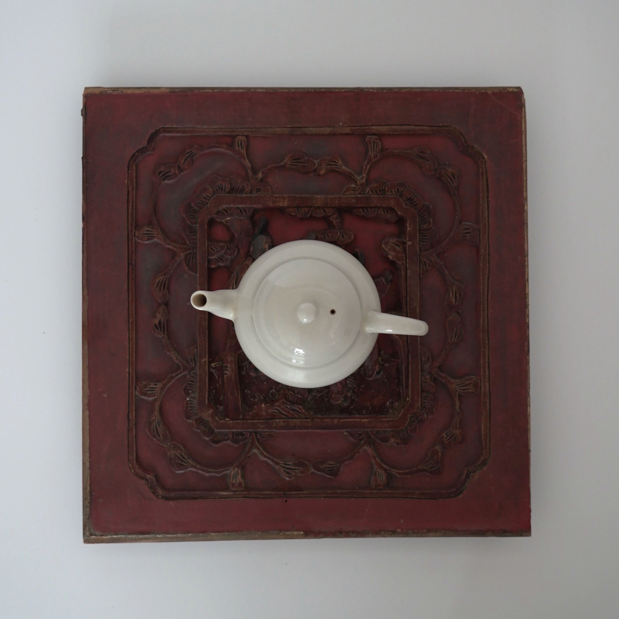 赤漆人物牡丹文壺承①