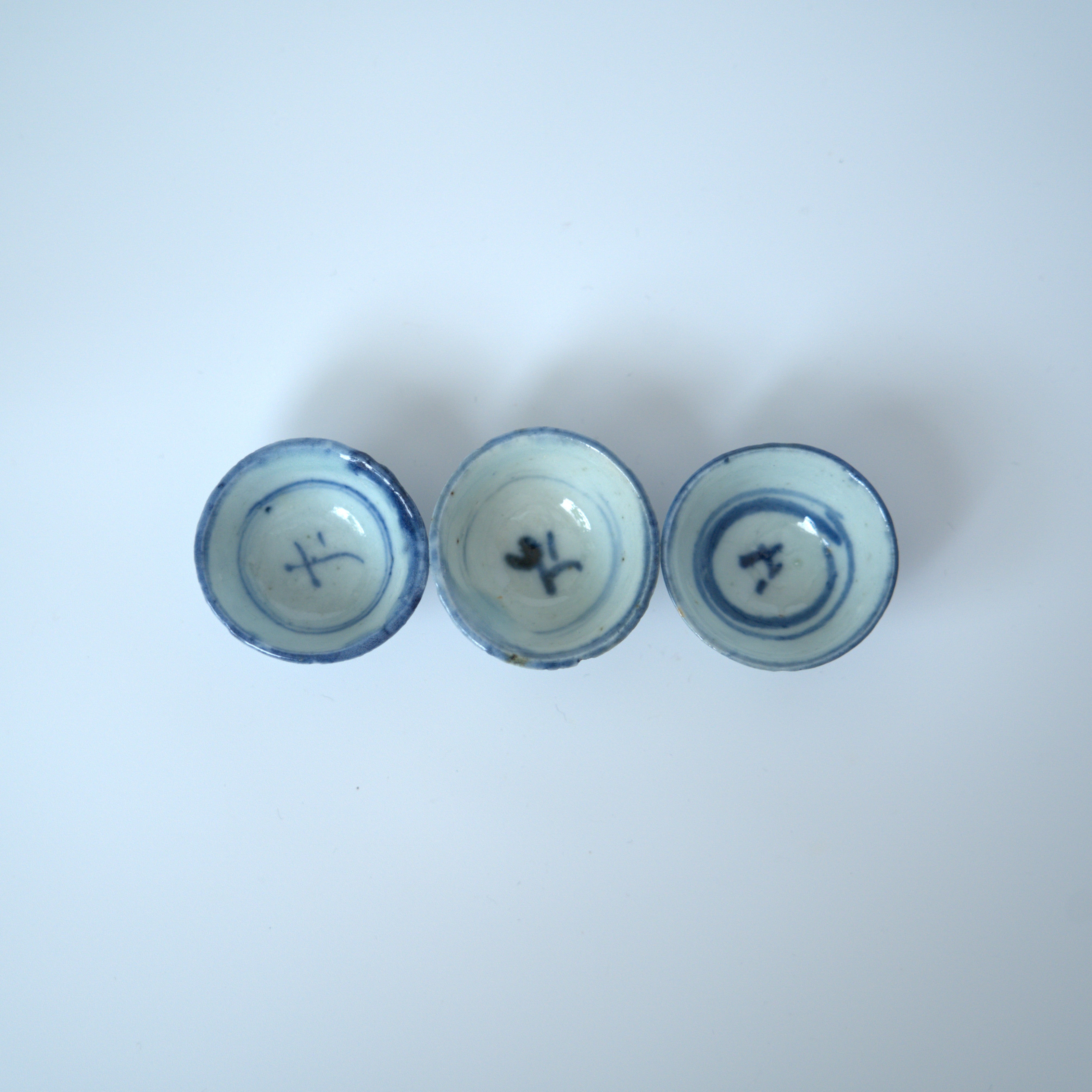 青花唐草文小茶杯３個セット②