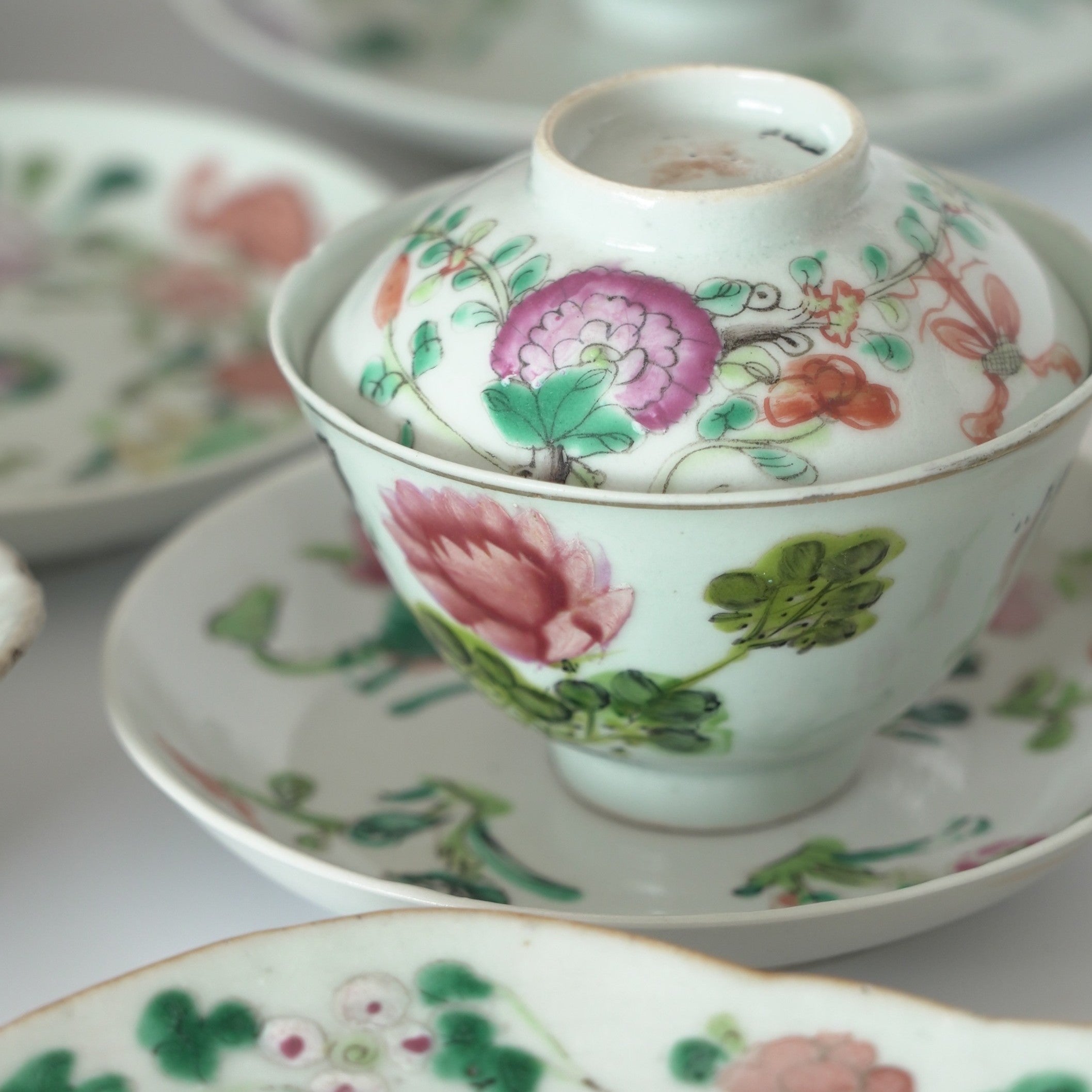 粉彩花鳥文蓋碗①