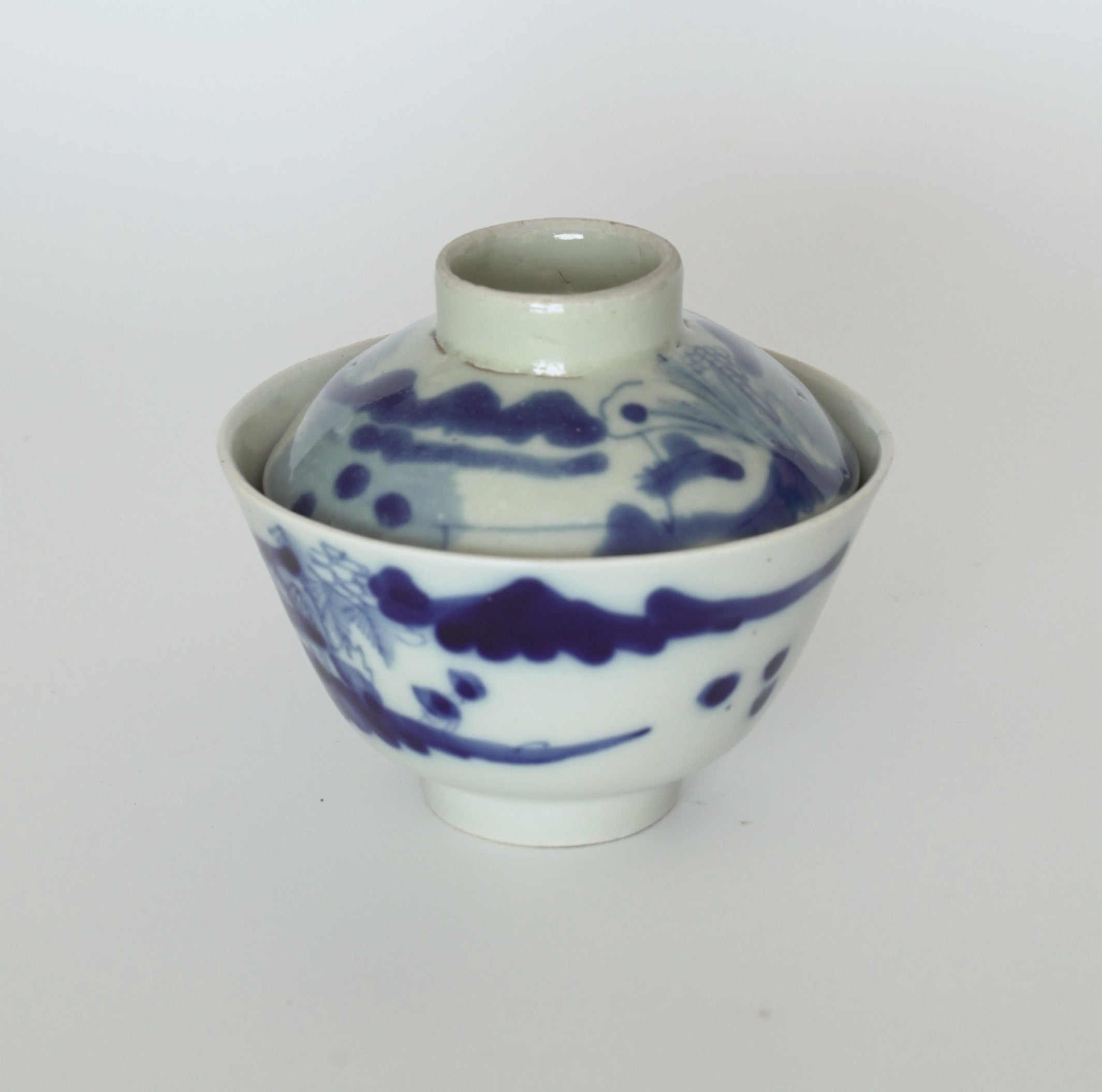 青花山水図蓋碗