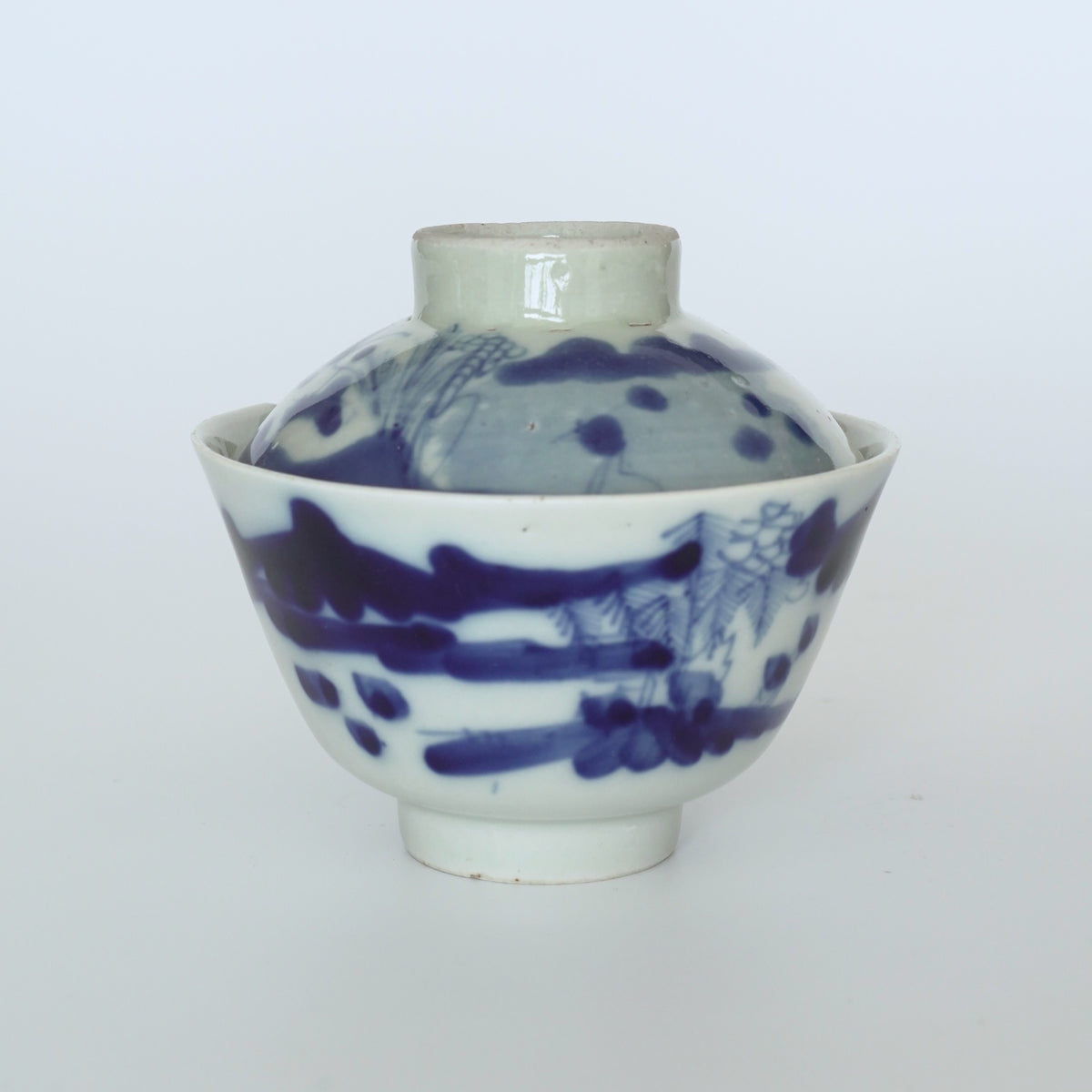青花山水図蓋碗