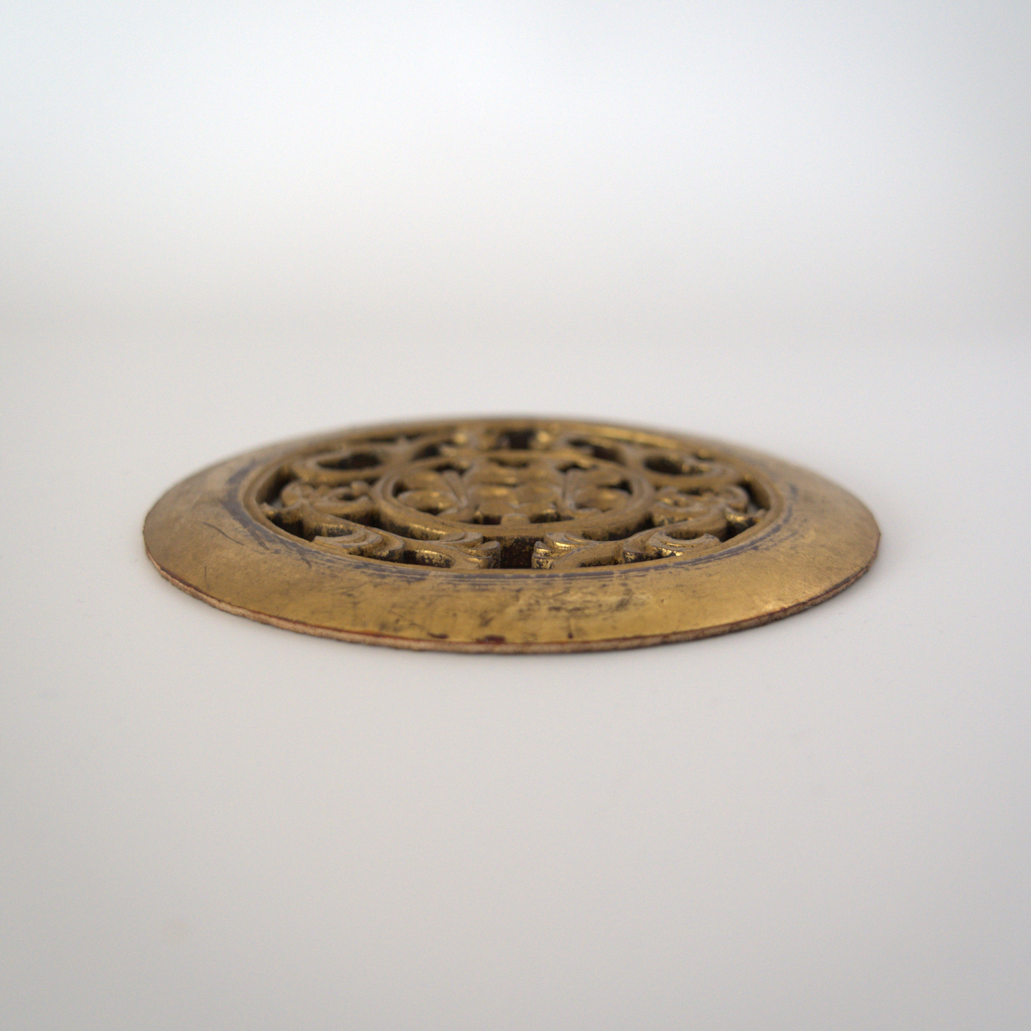 金彩木彫円型唐草文壺承