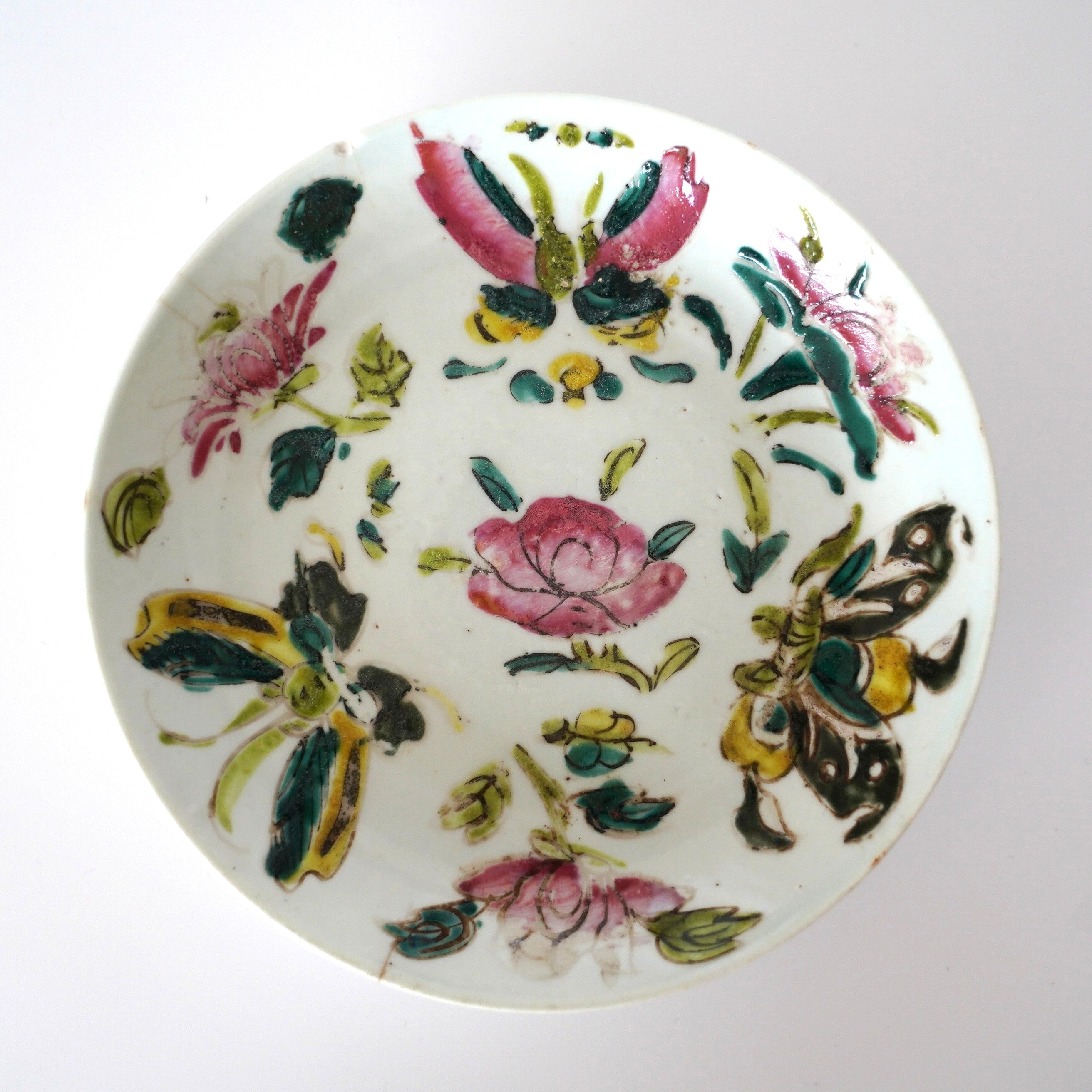 粉彩胡蝶花文皿・大