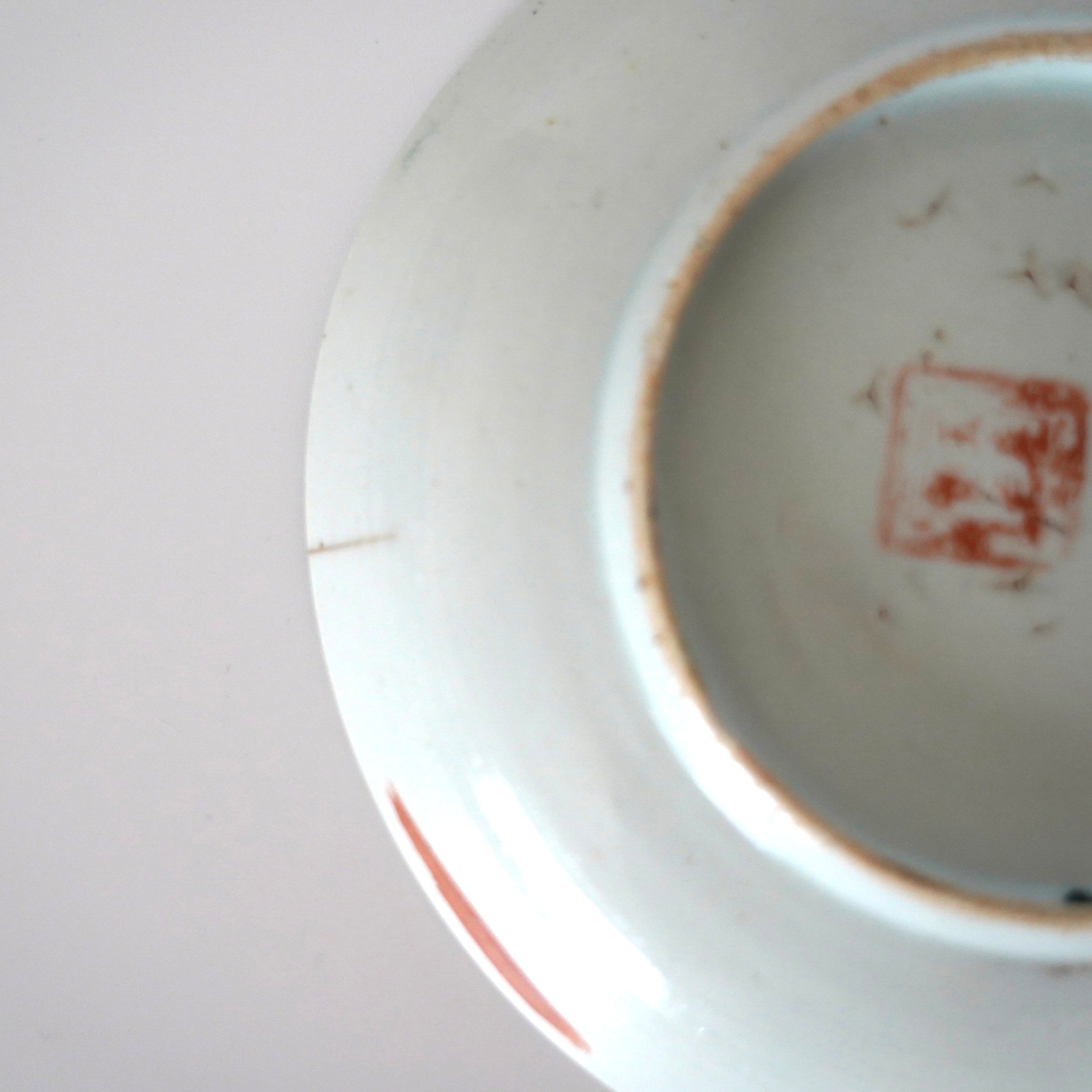 粉彩胡蝶花文皿・大