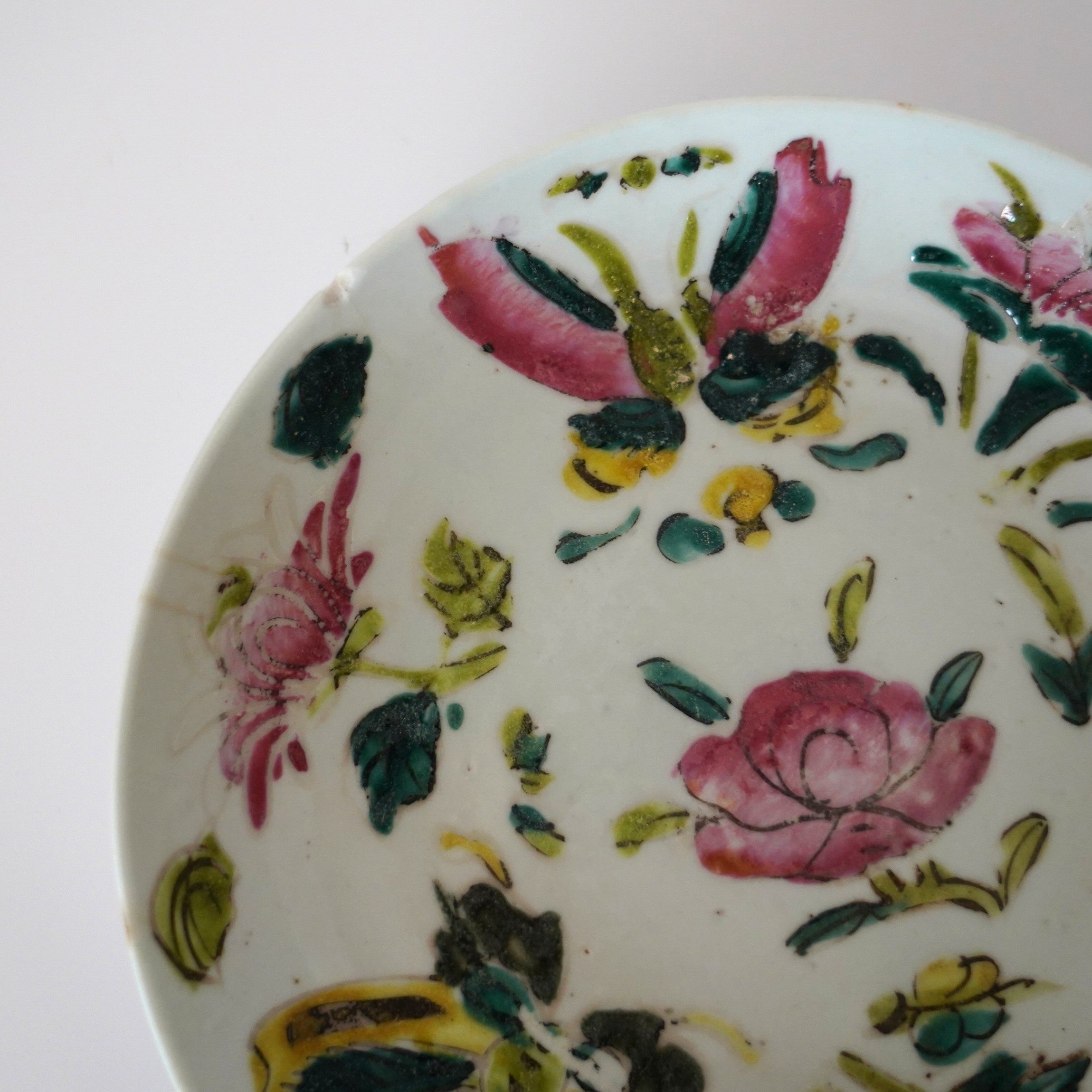 粉彩胡蝶花文皿・大