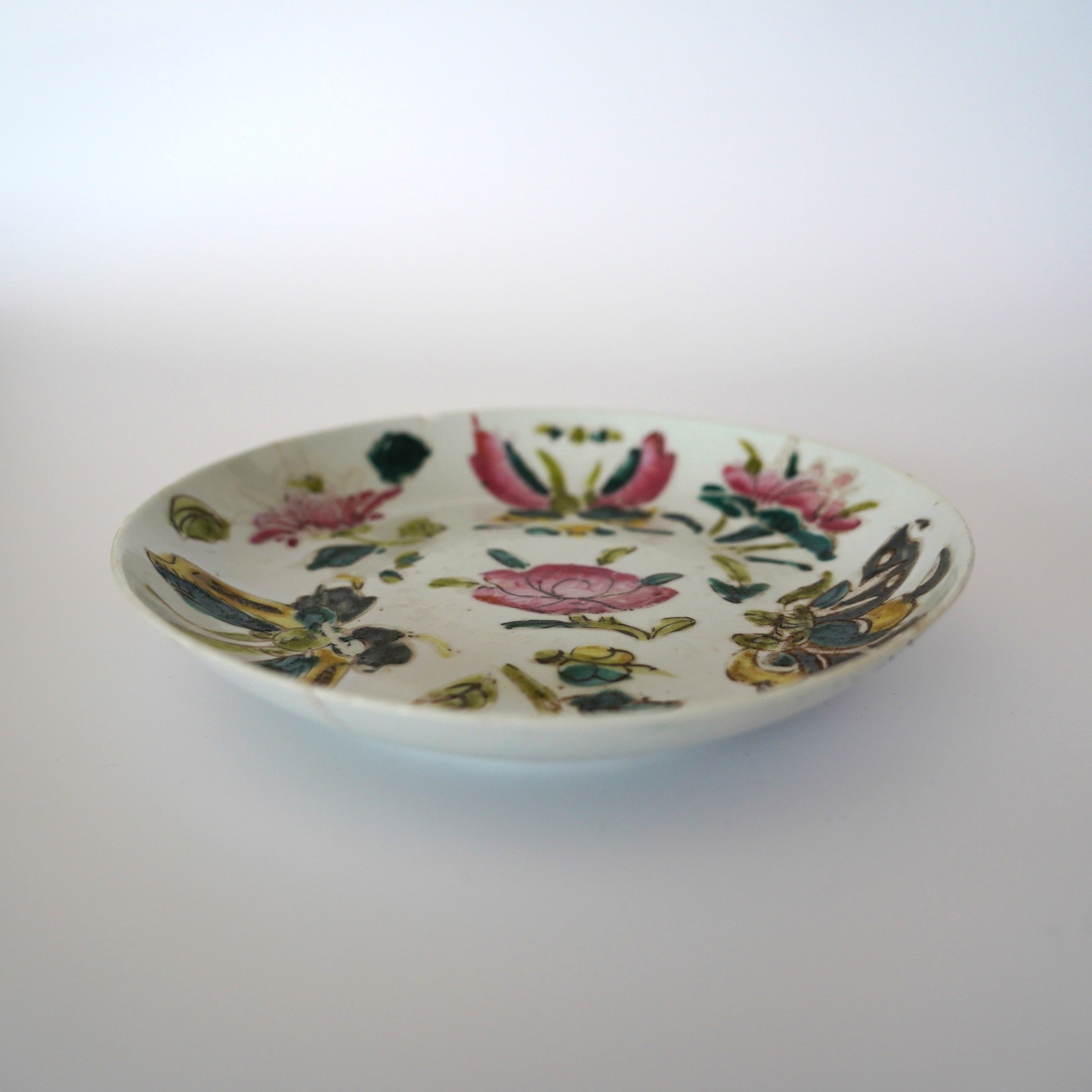 粉彩胡蝶花文皿・大