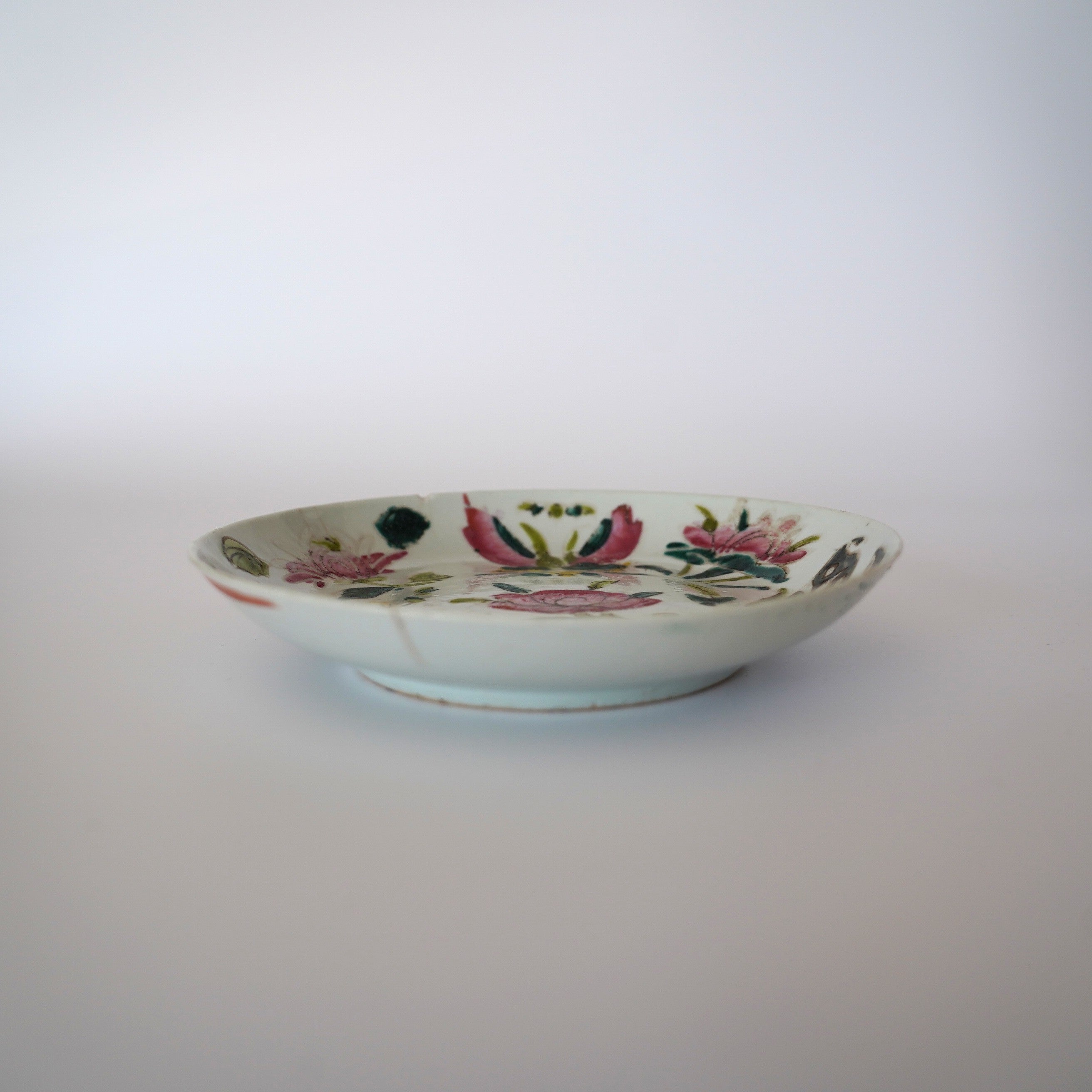 粉彩胡蝶花文皿・大