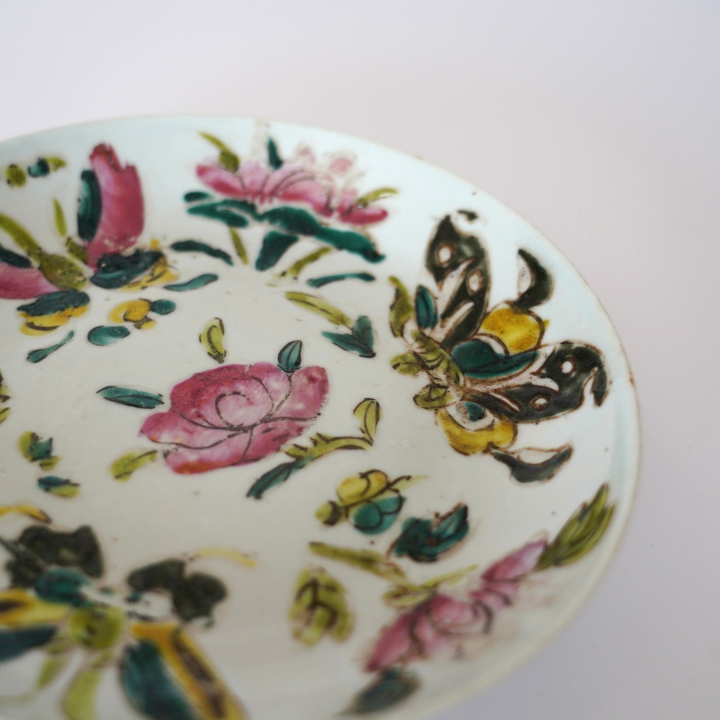 粉彩胡蝶花文皿・大