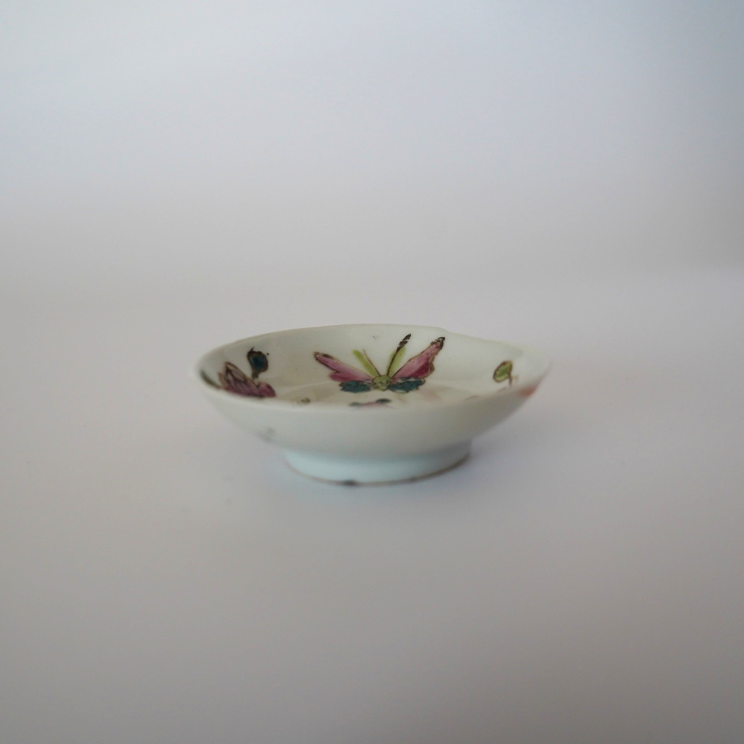 粉彩胡蝶花文豆皿