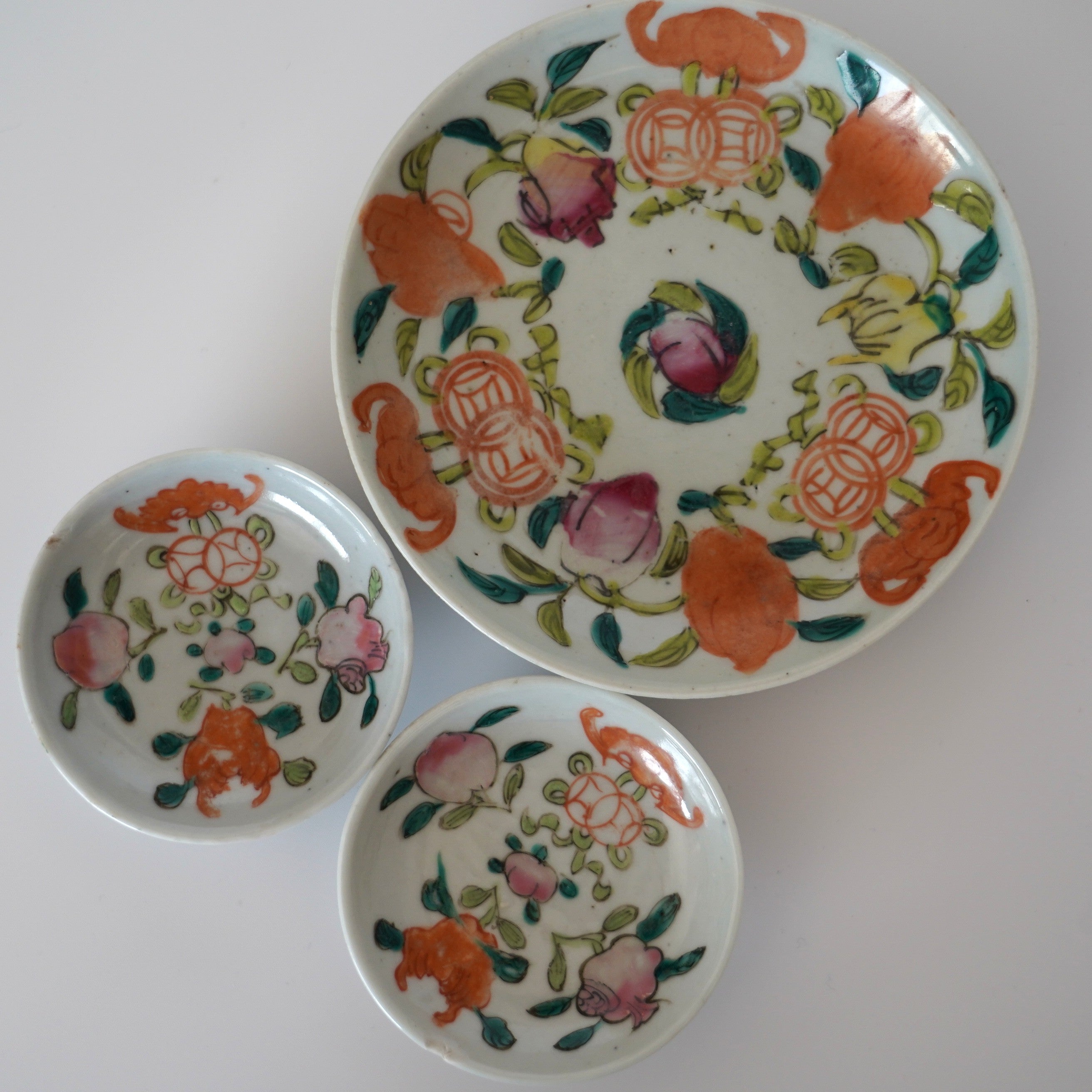 粉彩七宝三多文豆皿 ②