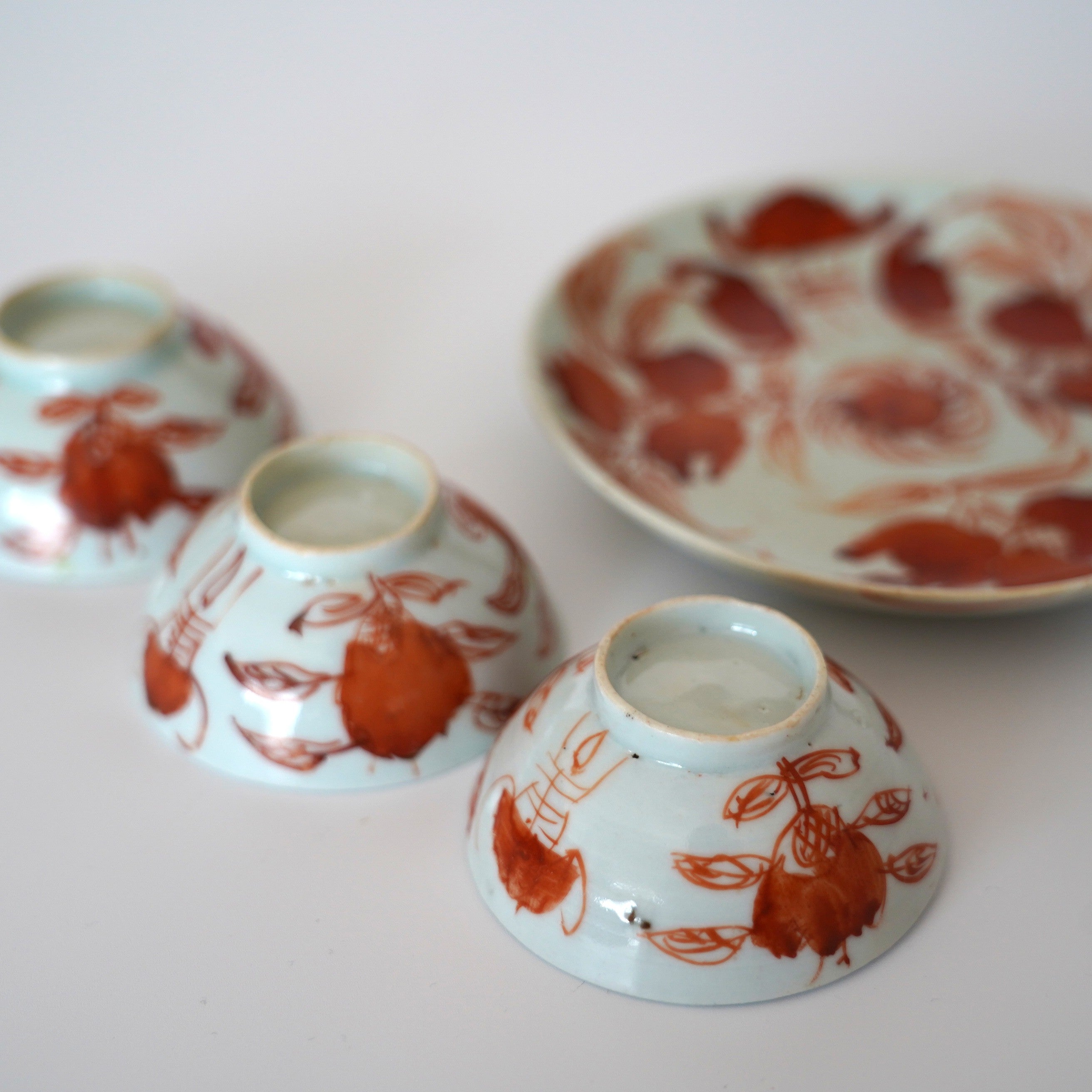 赤絵福寿三多文茶杯 ①