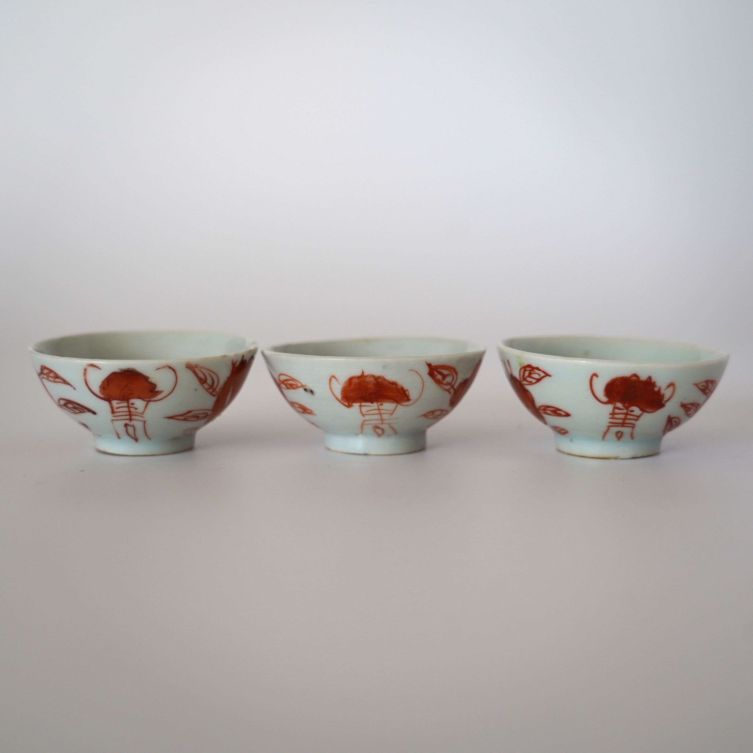 赤絵福寿三多文茶杯 ①