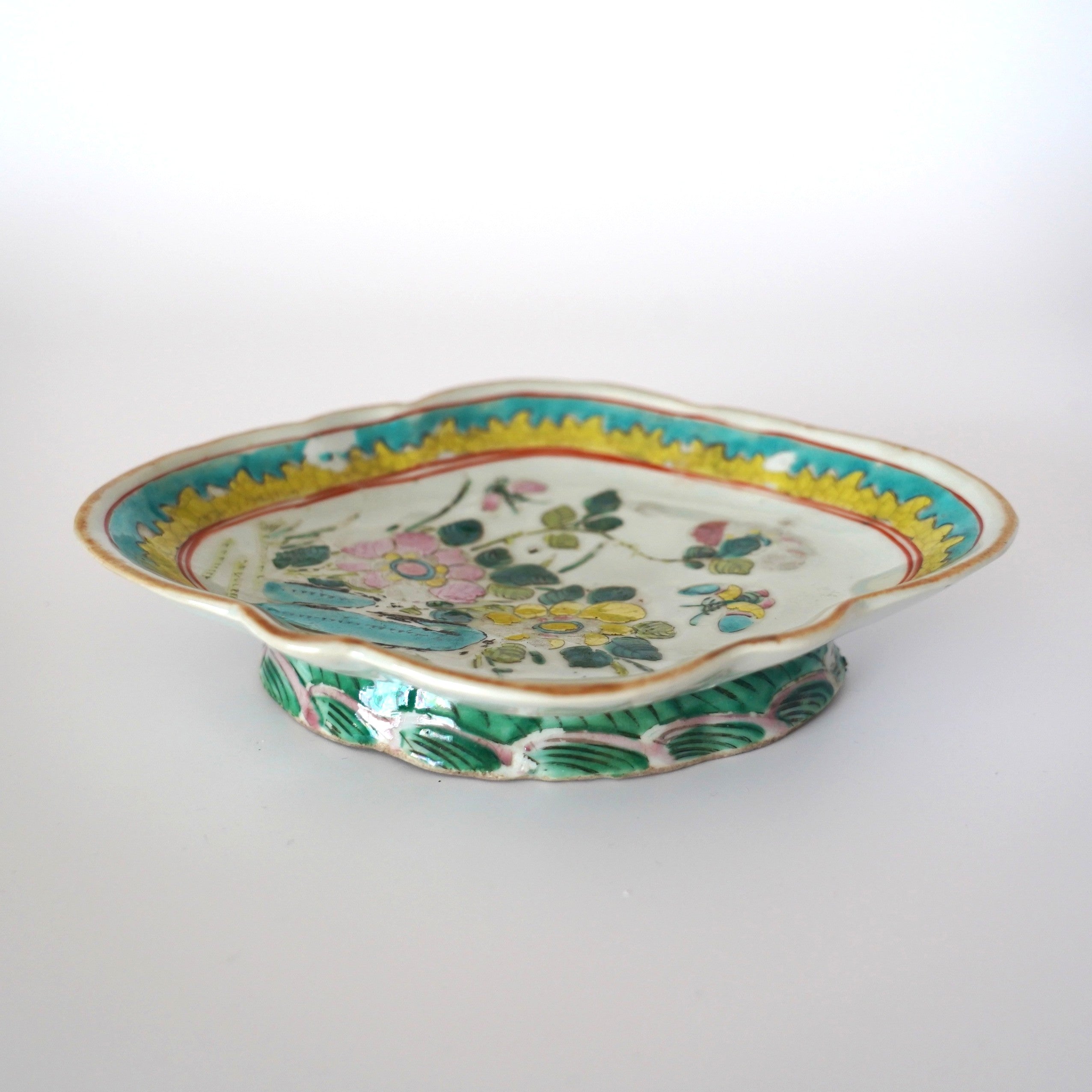 粉彩胡蝶花文高台皿・大