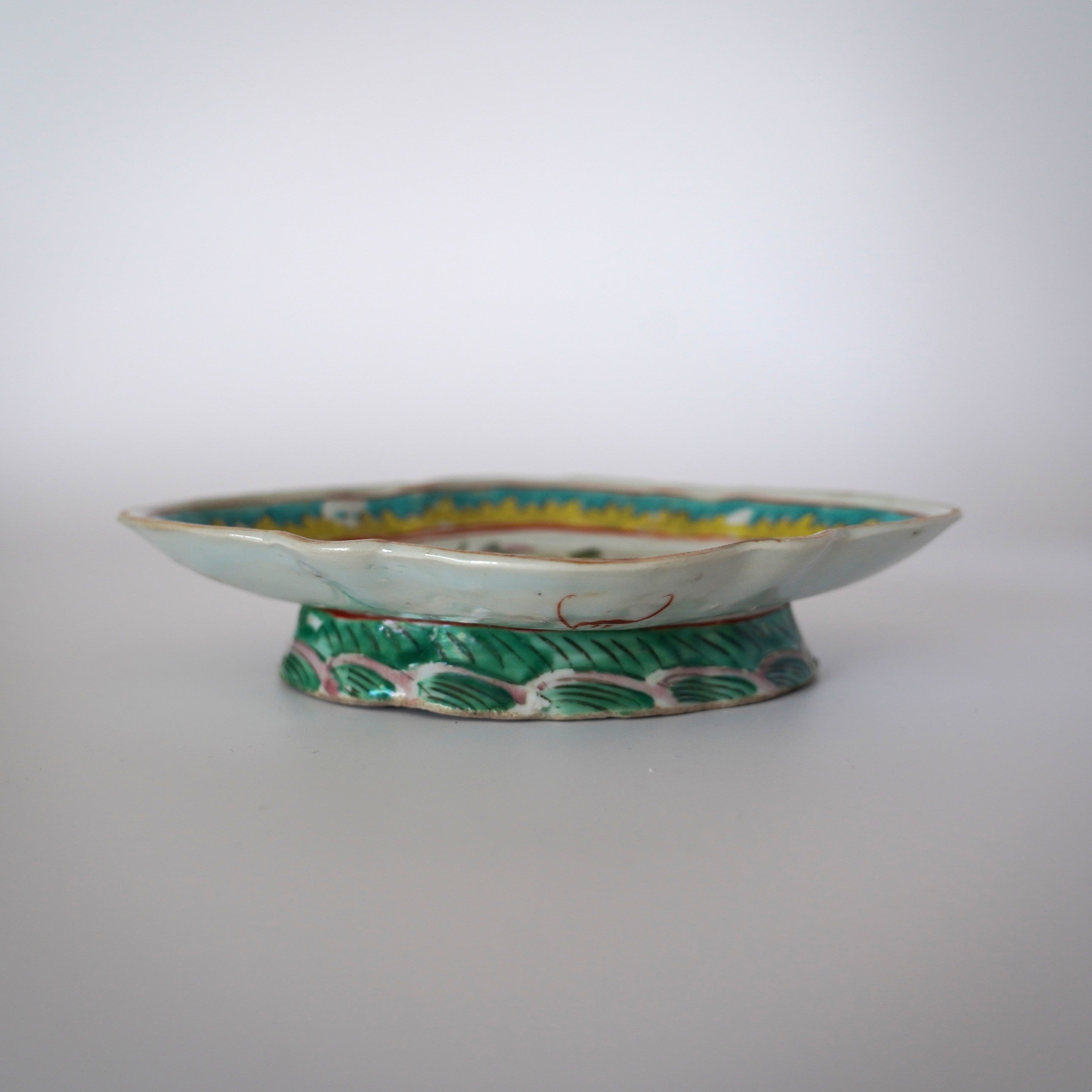 粉彩胡蝶花文高台皿・大