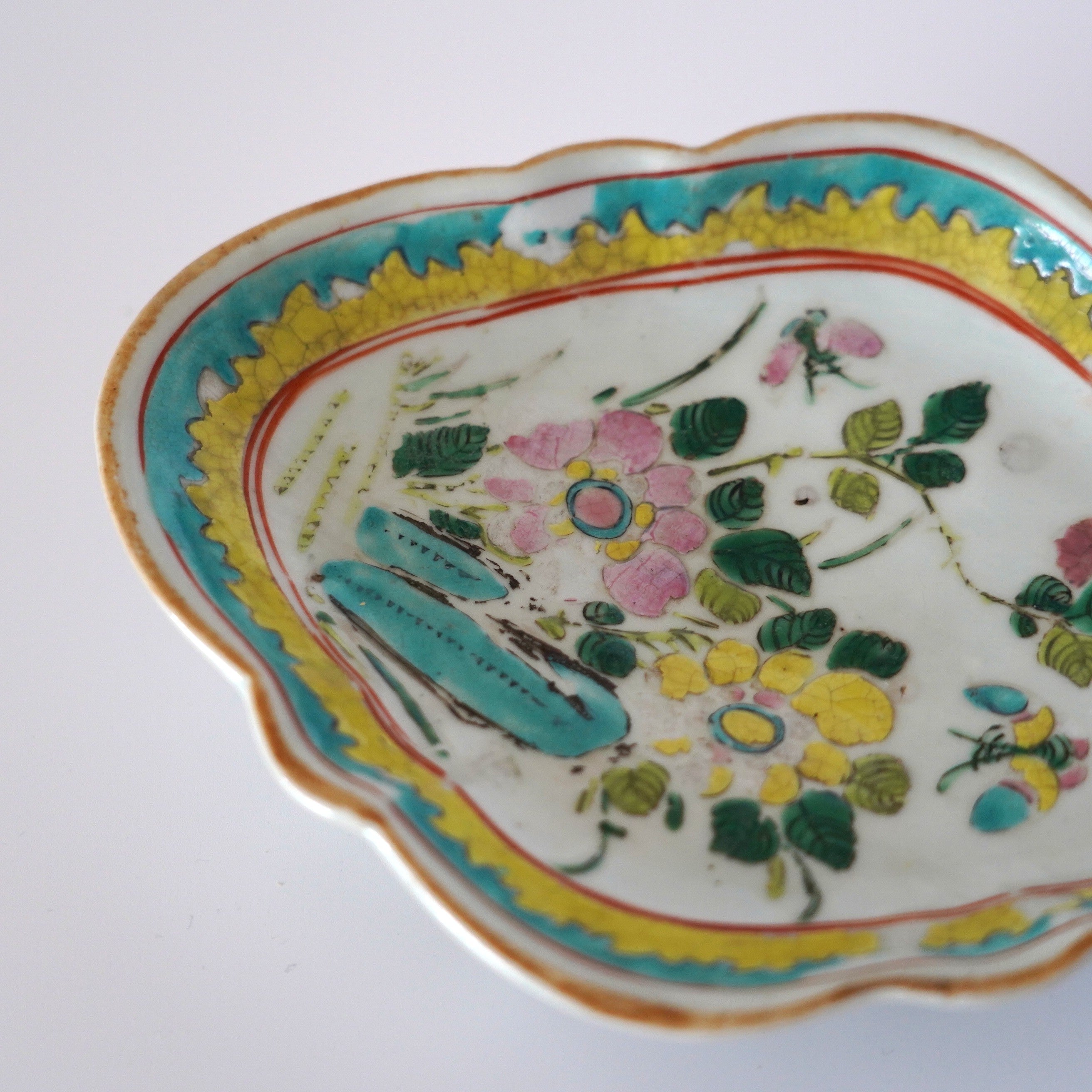 粉彩胡蝶花文高台皿・大