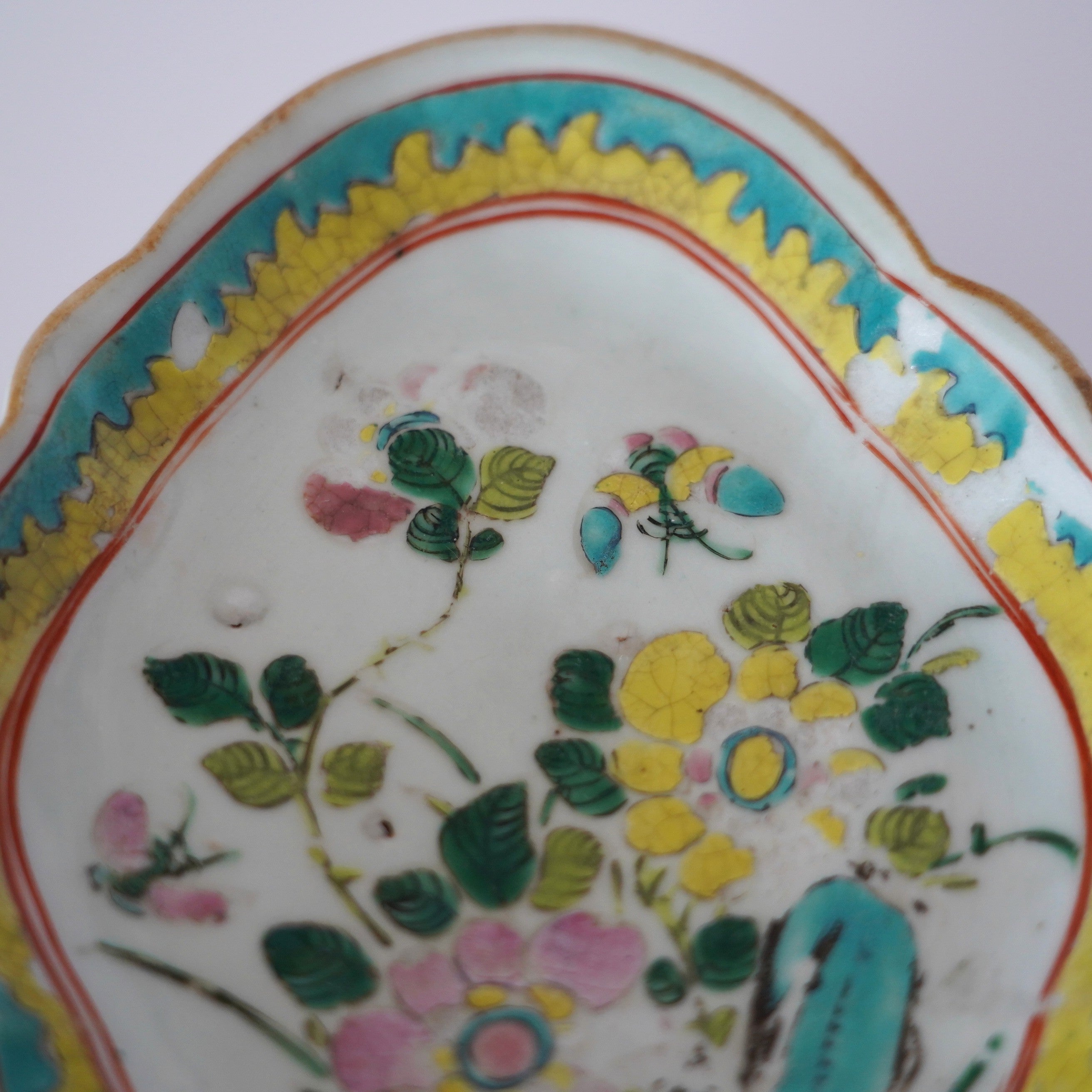 粉彩胡蝶花文高台皿・大