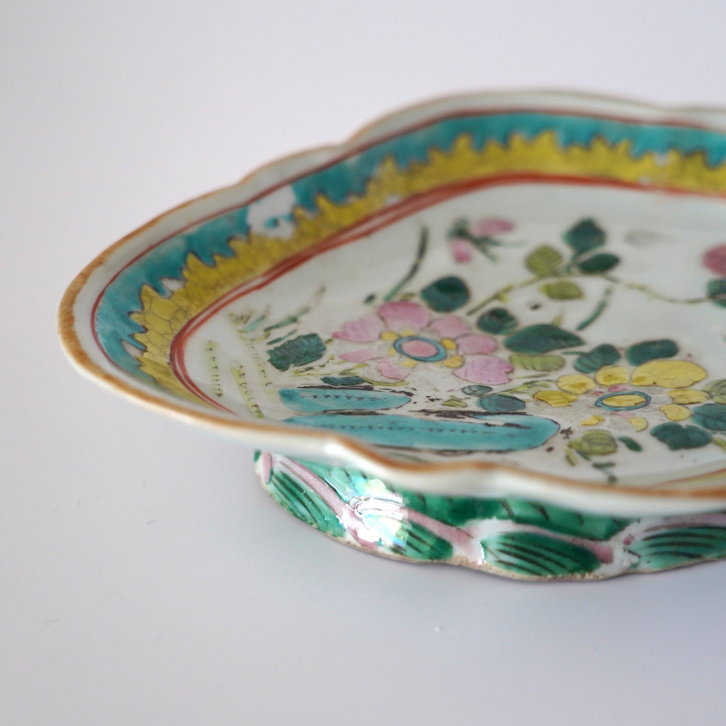 粉彩胡蝶花文高台皿・大