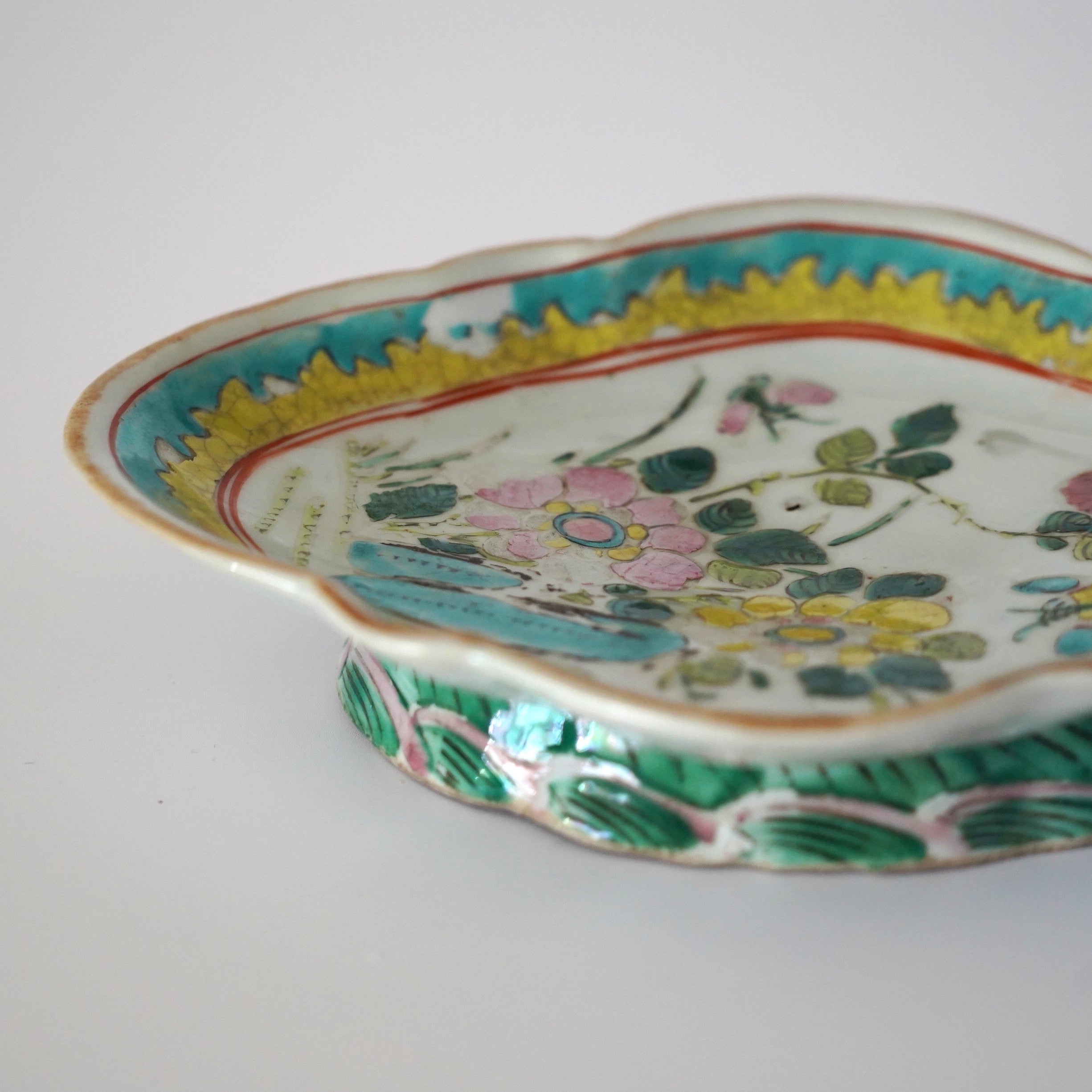 粉彩胡蝶花文高台皿・大