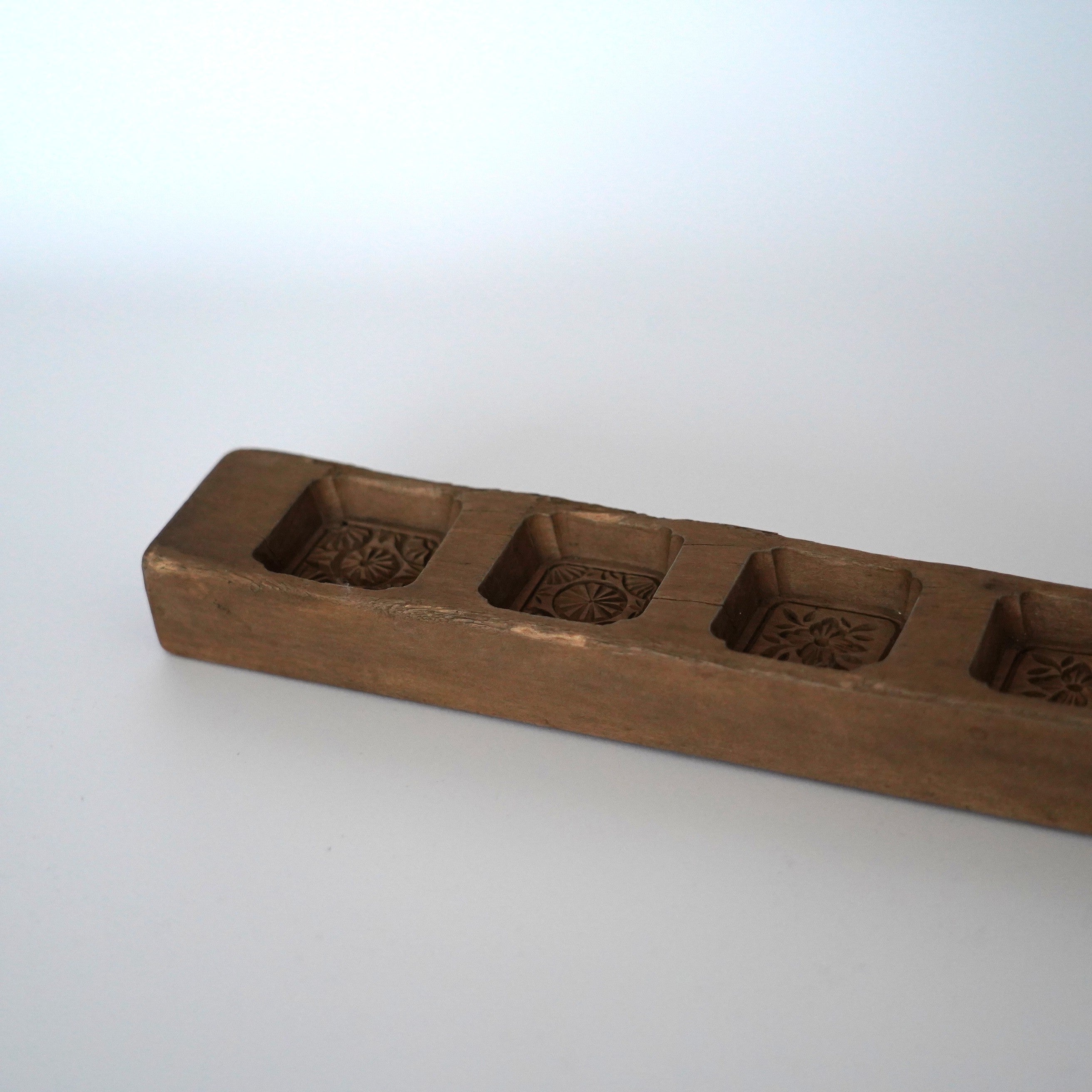 木彫五連草花文月餅型