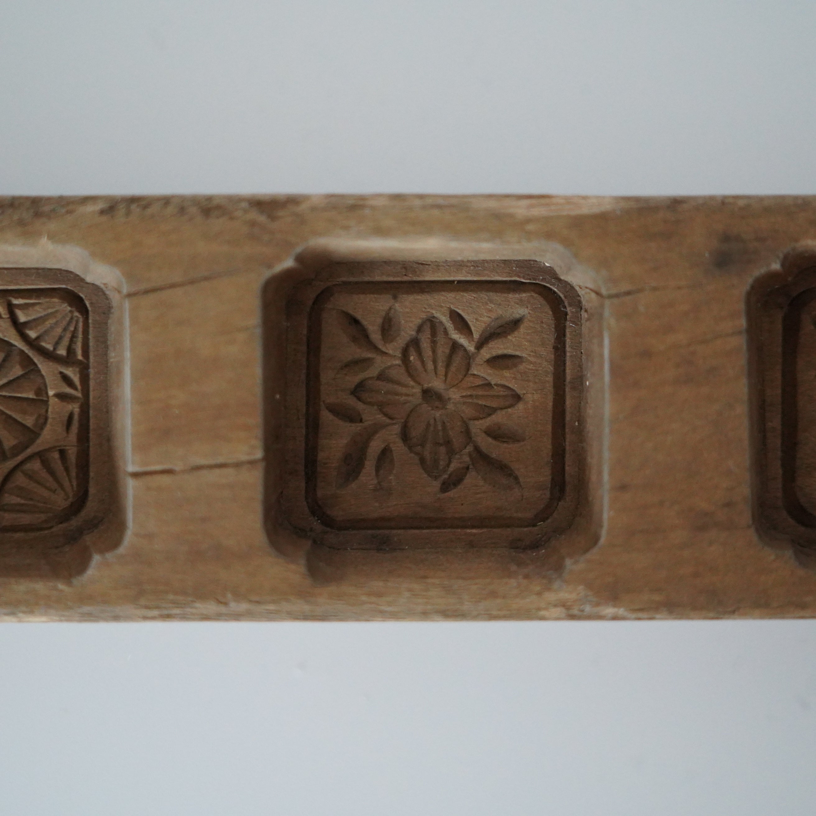 木彫五連草花文月餅型