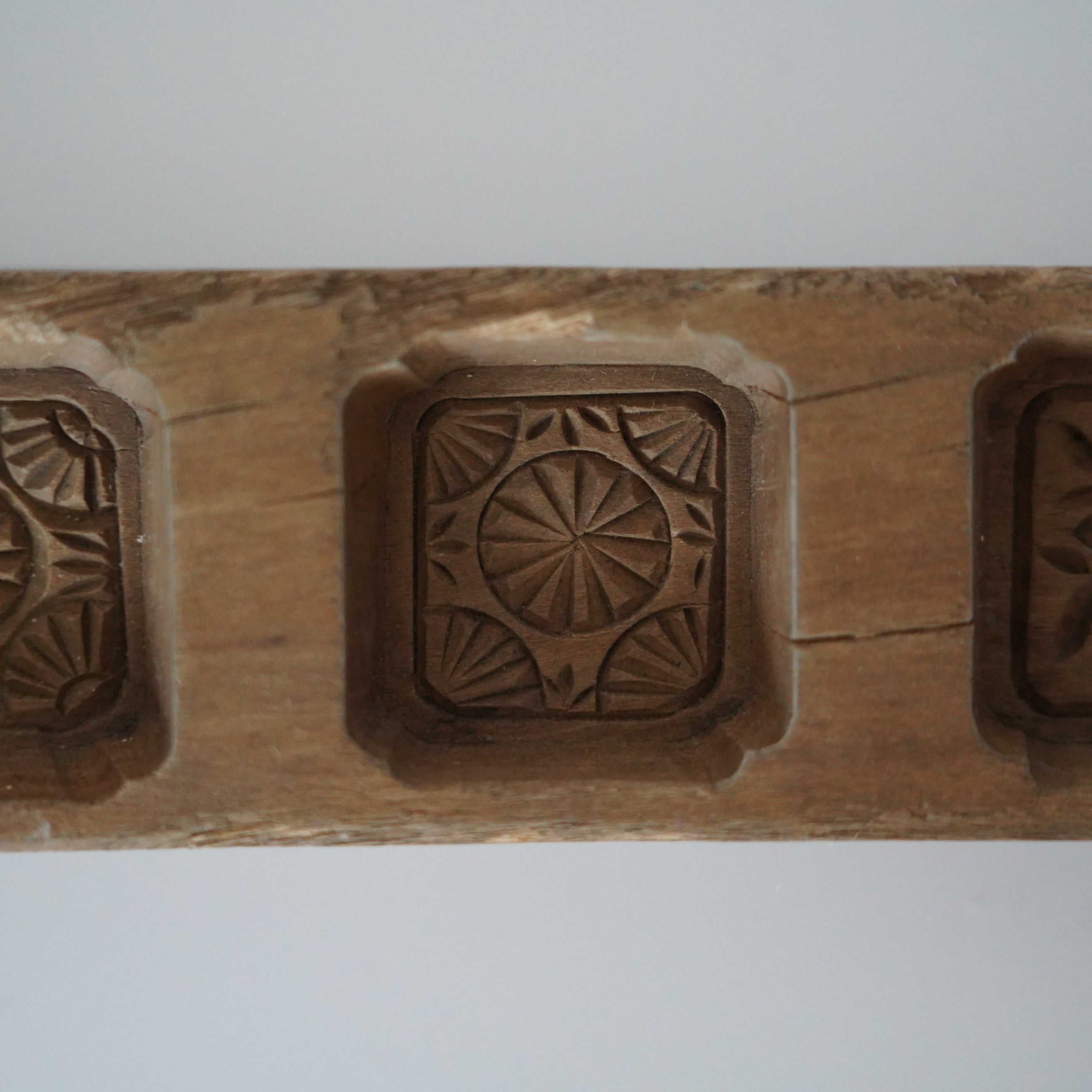 木彫五連草花文月餅型