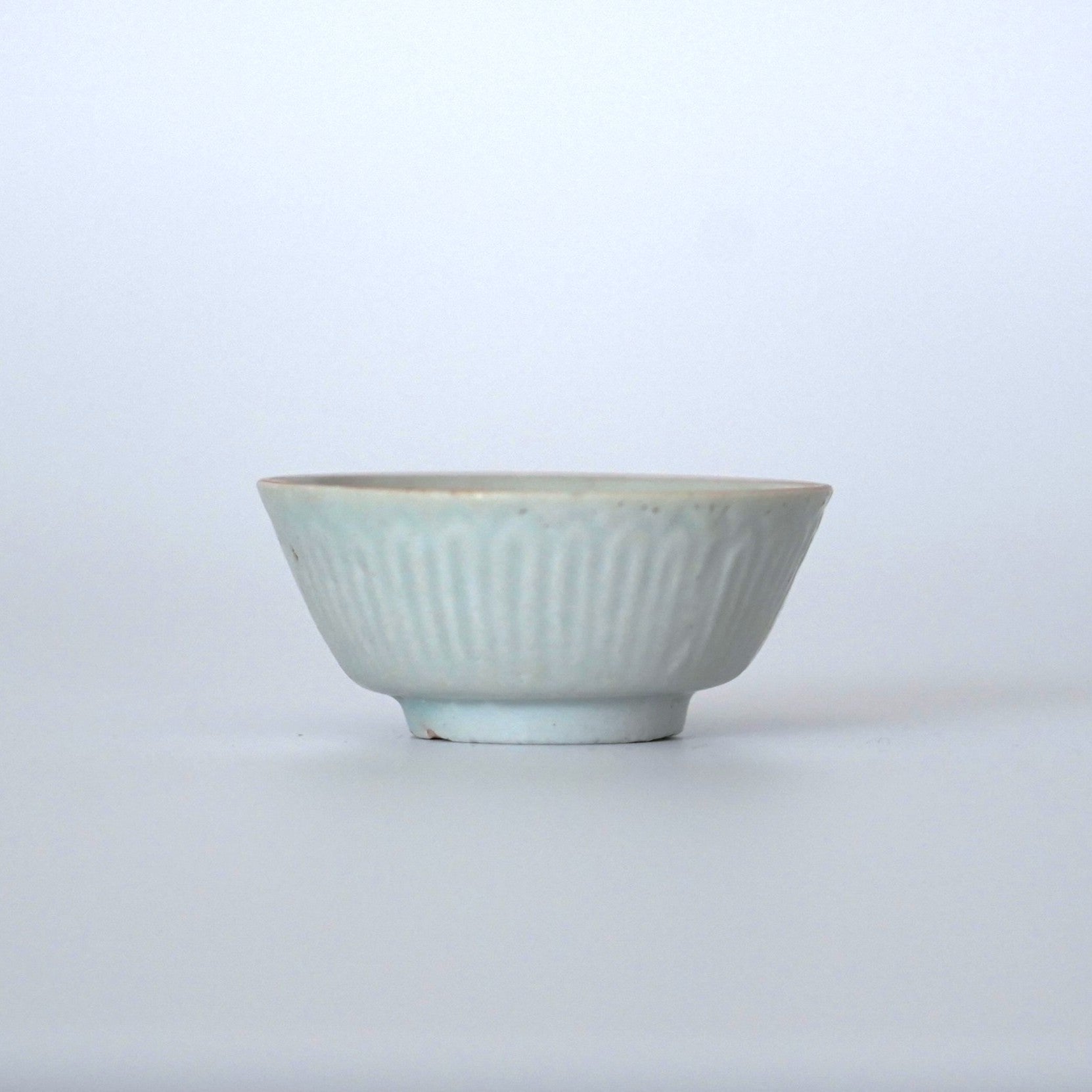 青磁葵文古酒杯 ①